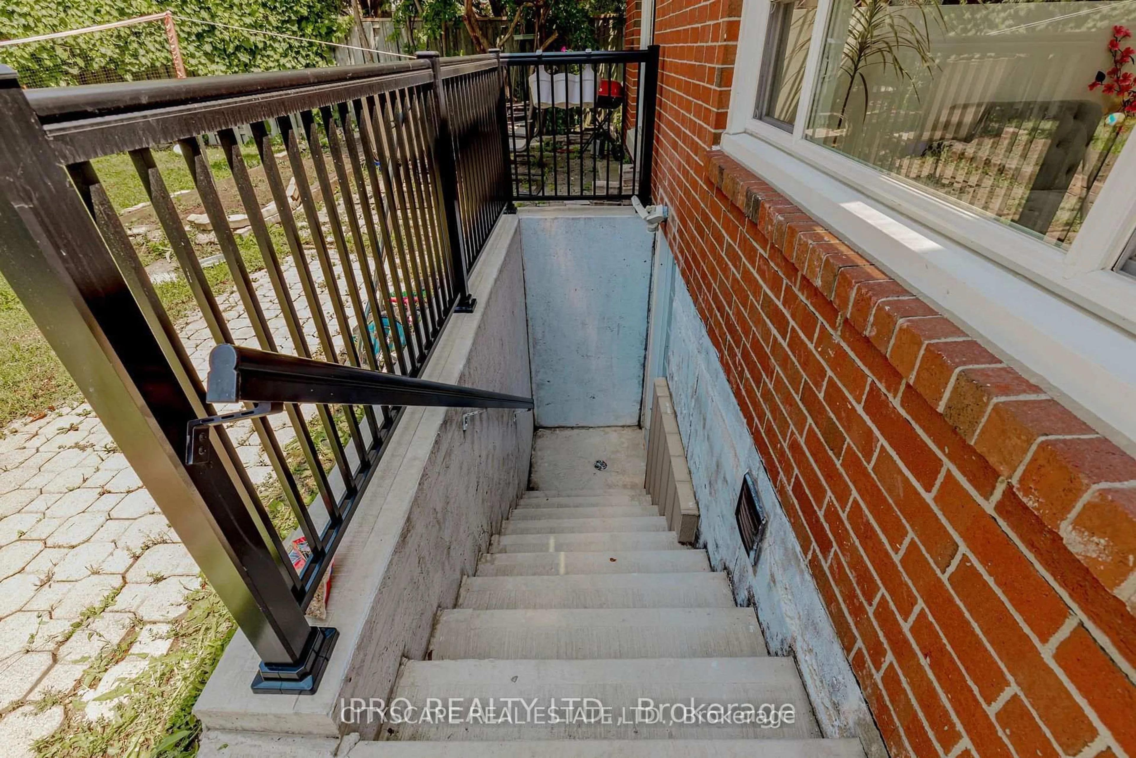 Stairs for 6906 Hickling Cres, Mississauga Ontario L5N 5A8