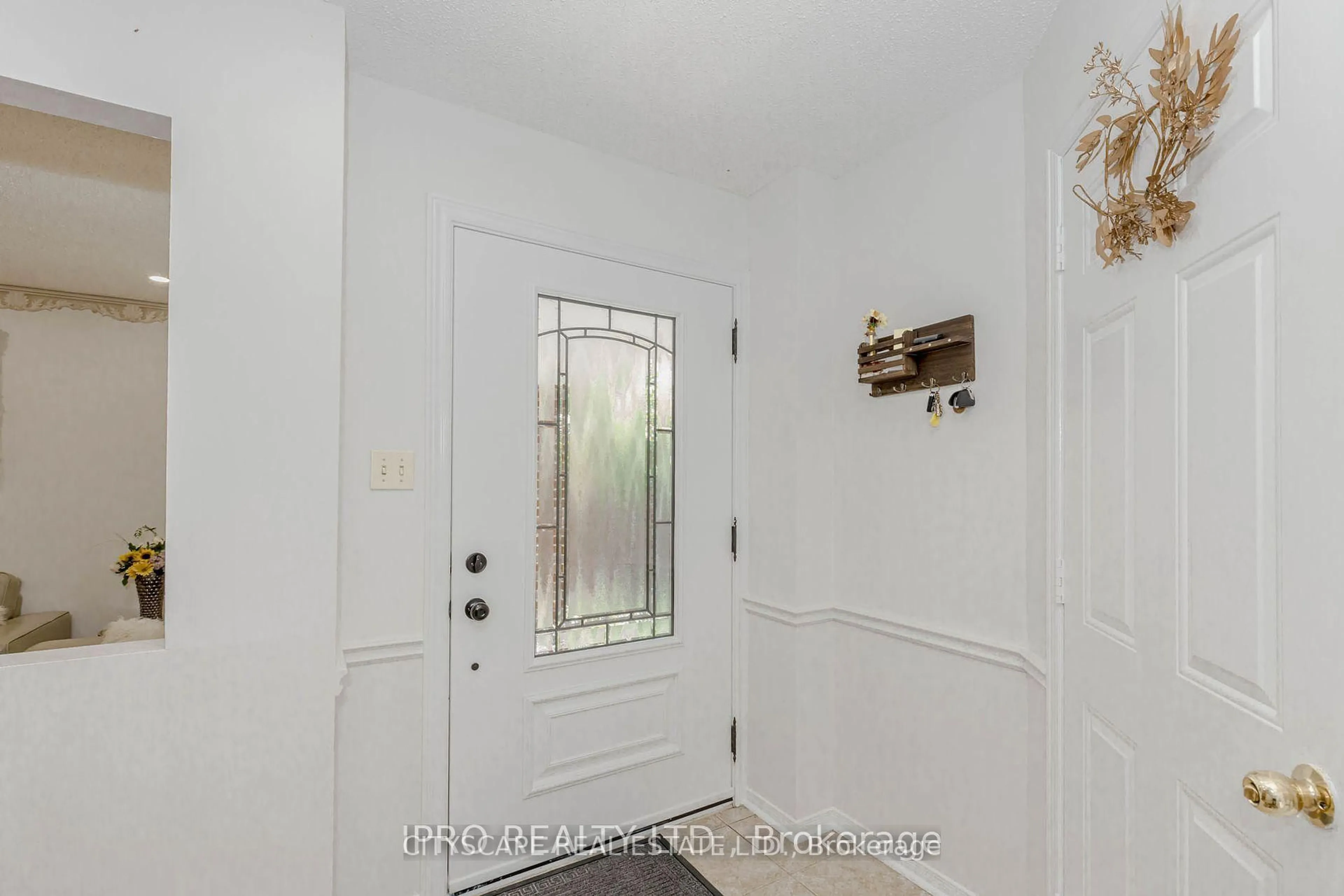 Indoor entryway for 6906 Hickling Cres, Mississauga Ontario L5N 5A8