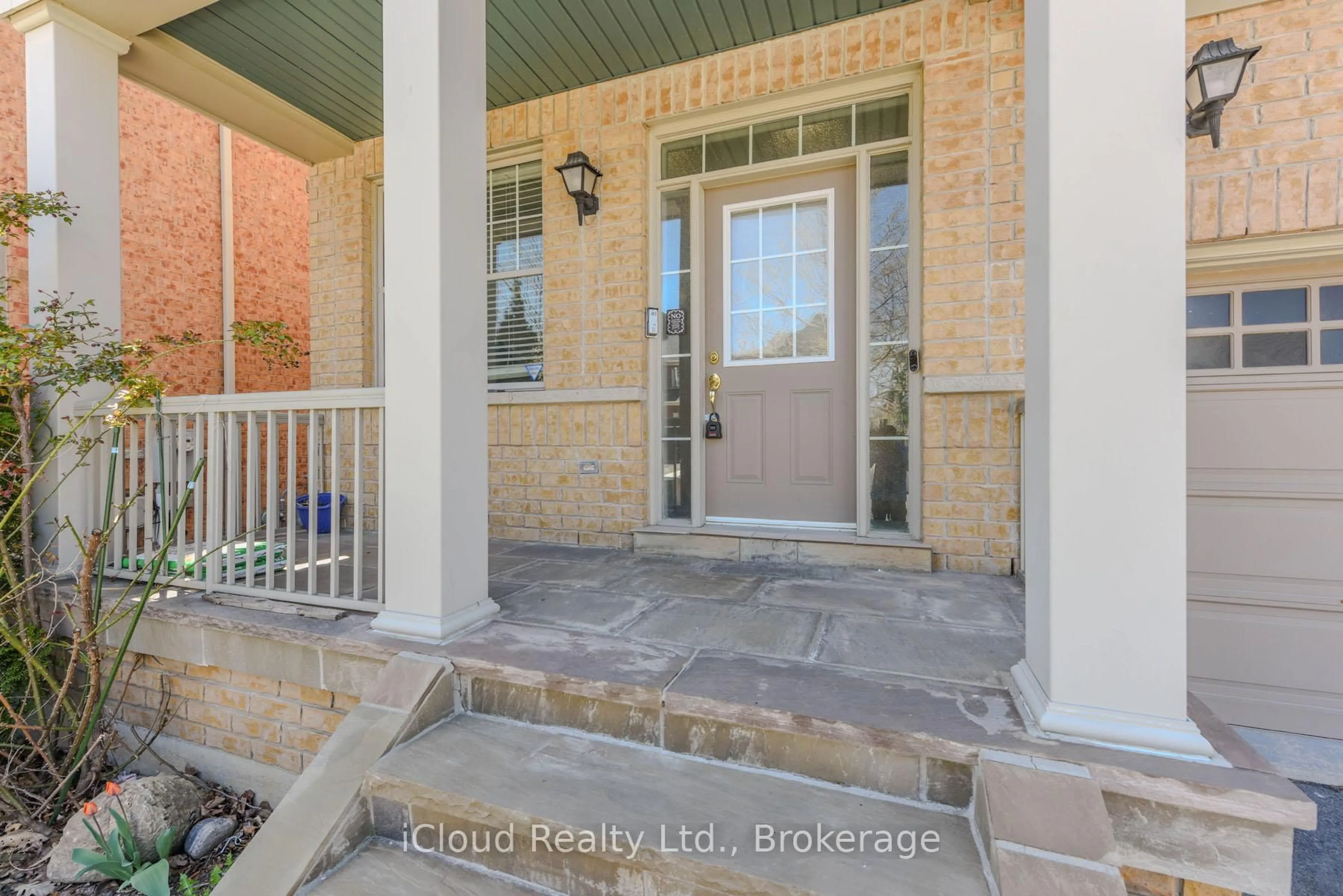 Indoor entryway for 304 DALGLEISH Garden, Milton Ontario L9T 6Z7