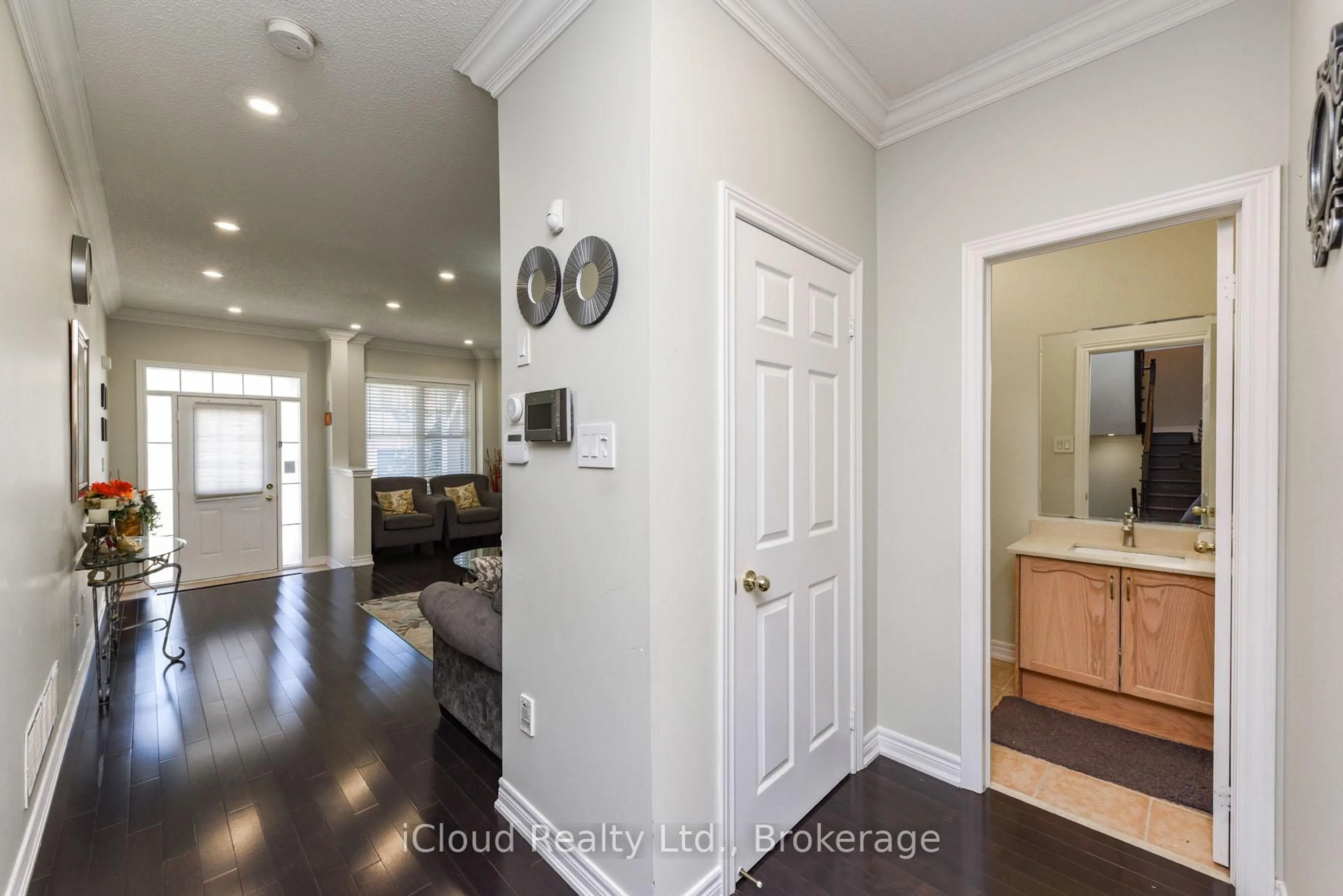 Indoor entryway for 304 DALGLEISH Garden, Milton Ontario L9T 6Z7