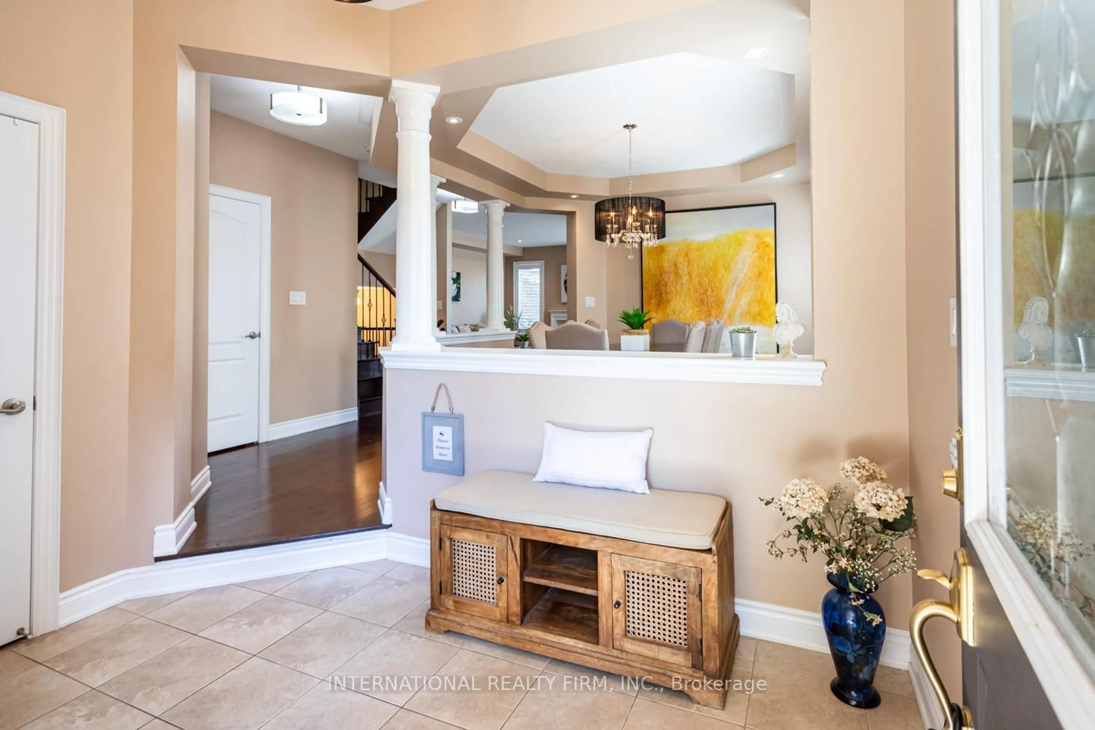 Indoor entryway for 2371 QUETICO Cres, Oakville Ontario L6M 0R5