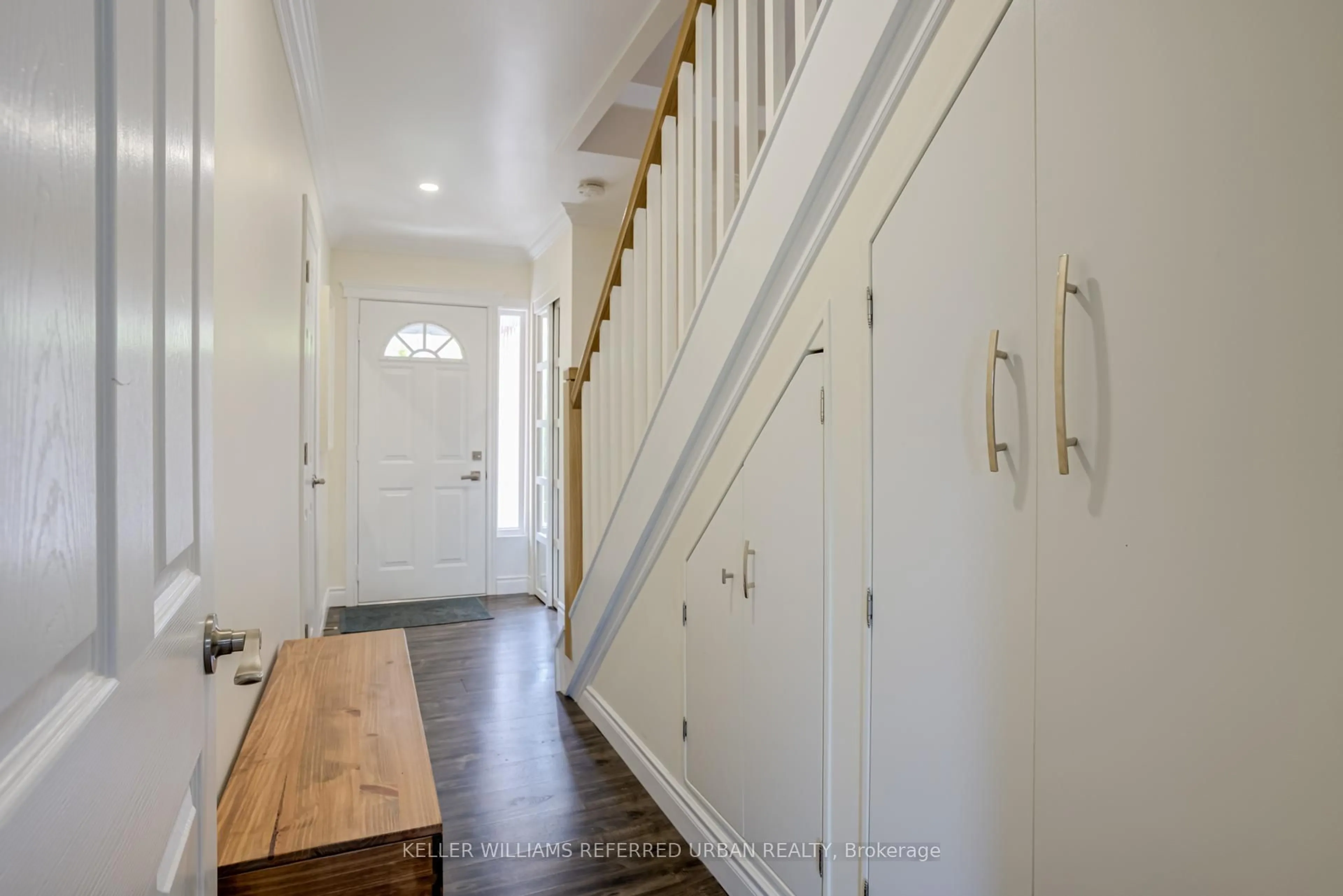 Indoor entryway for 2440 Bromsgrove Rd ##176, Mississauga Ontario L5J 4J7