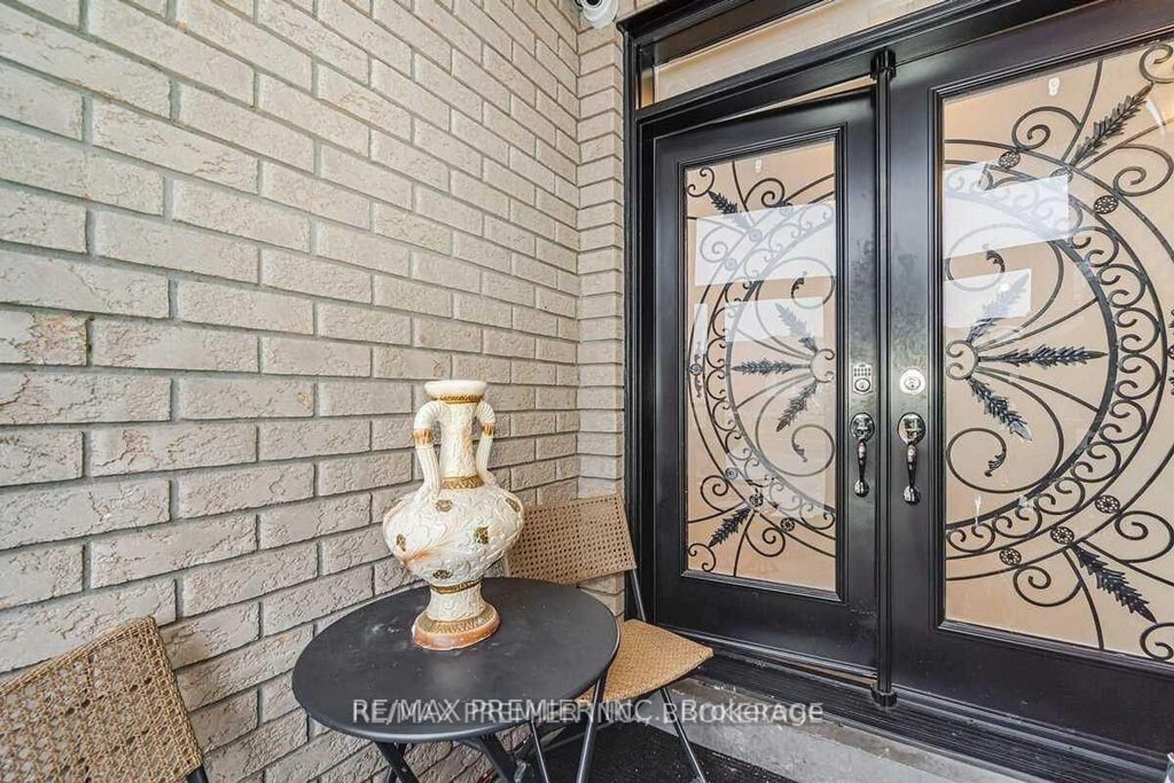 Indoor entryway for 190 Landsbridge St, Caledon Ontario L7E 2A3