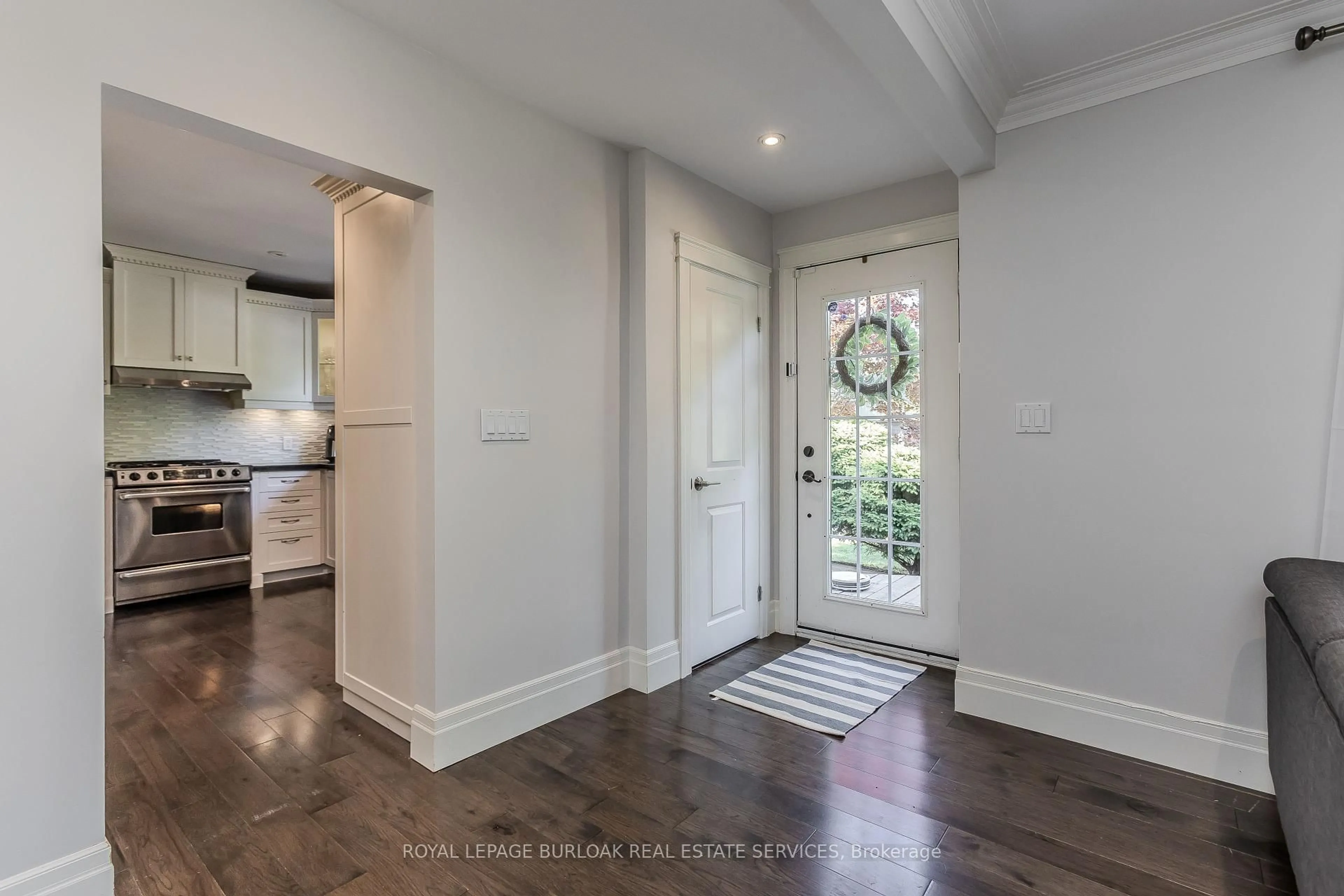 Indoor entryway for 936 Harvey Pl, Burlington Ontario L7T 3G1