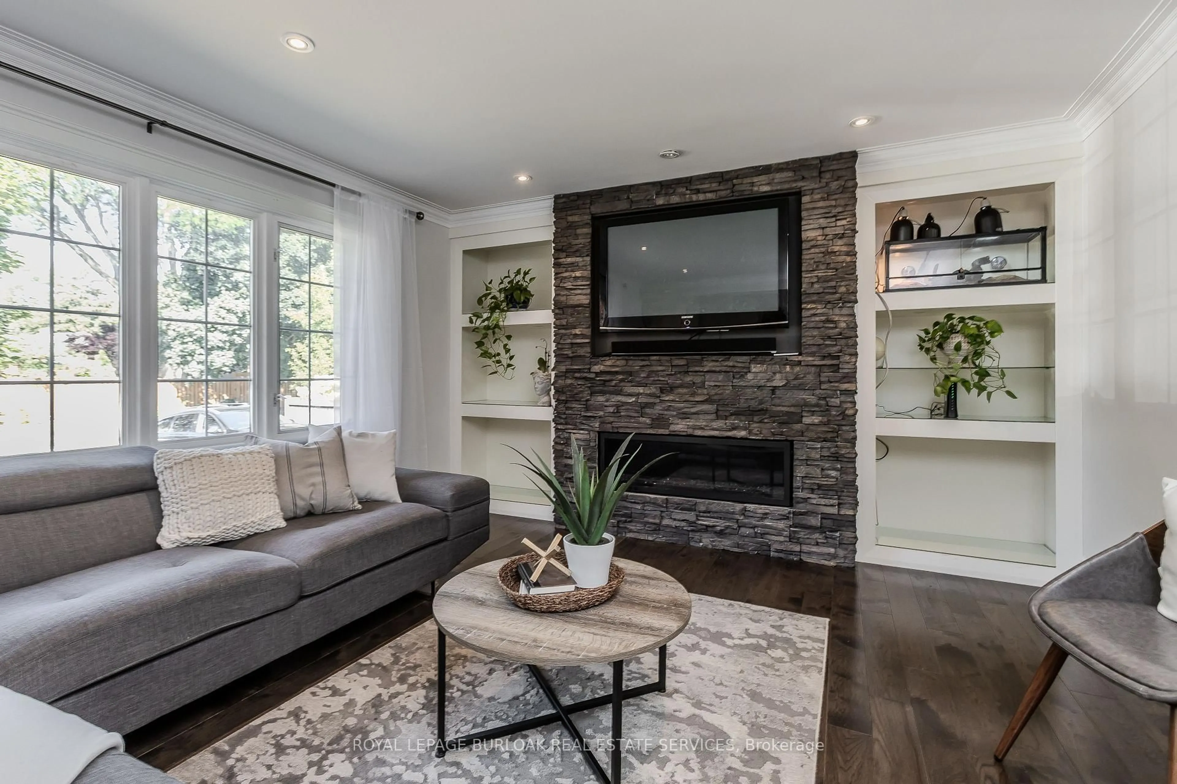 Living room with furniture, unknown for 936 Harvey Pl, Burlington Ontario L7T 3G1