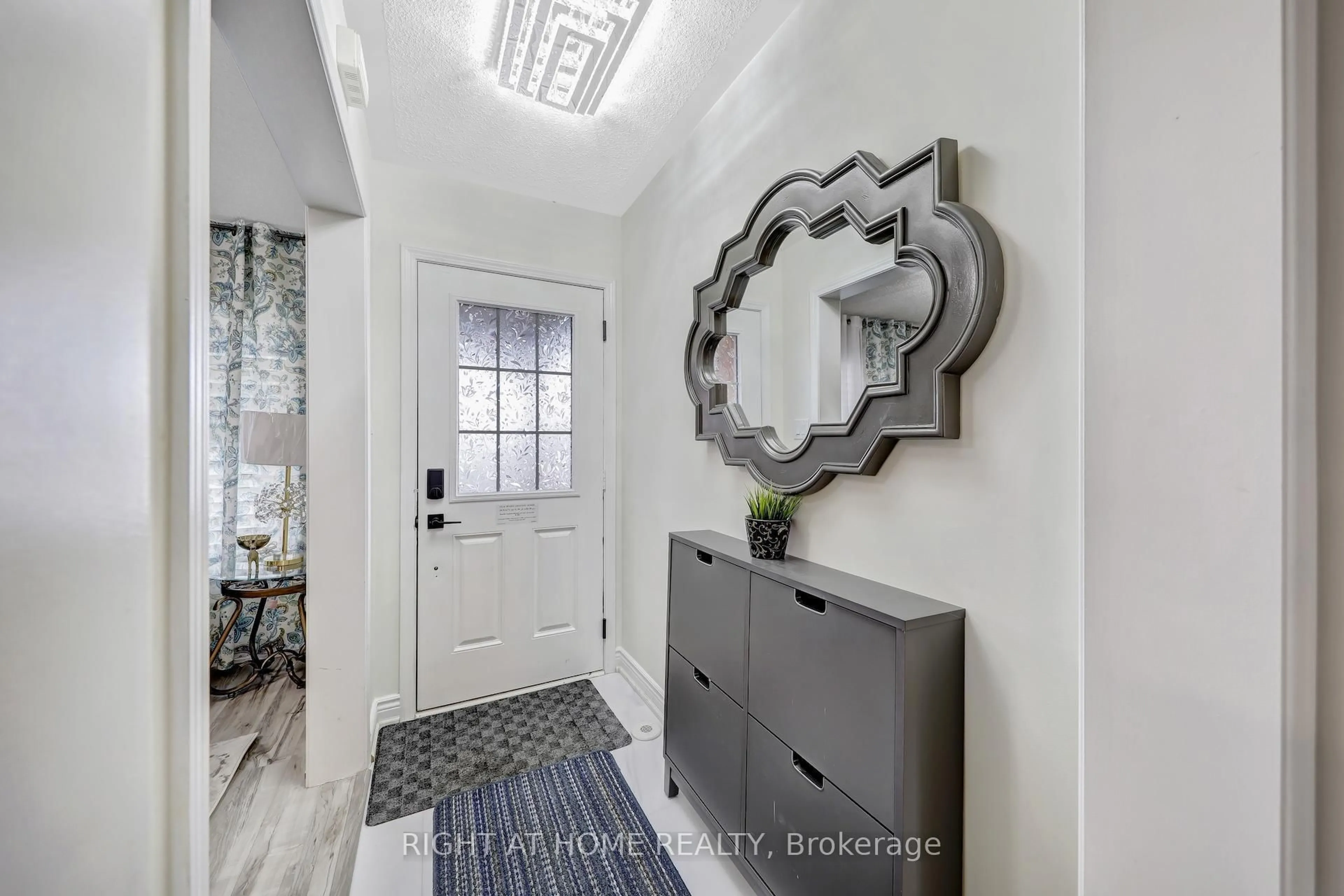 Indoor entryway for 863 Scott Blvd, Milton Ontario L9T 1N1