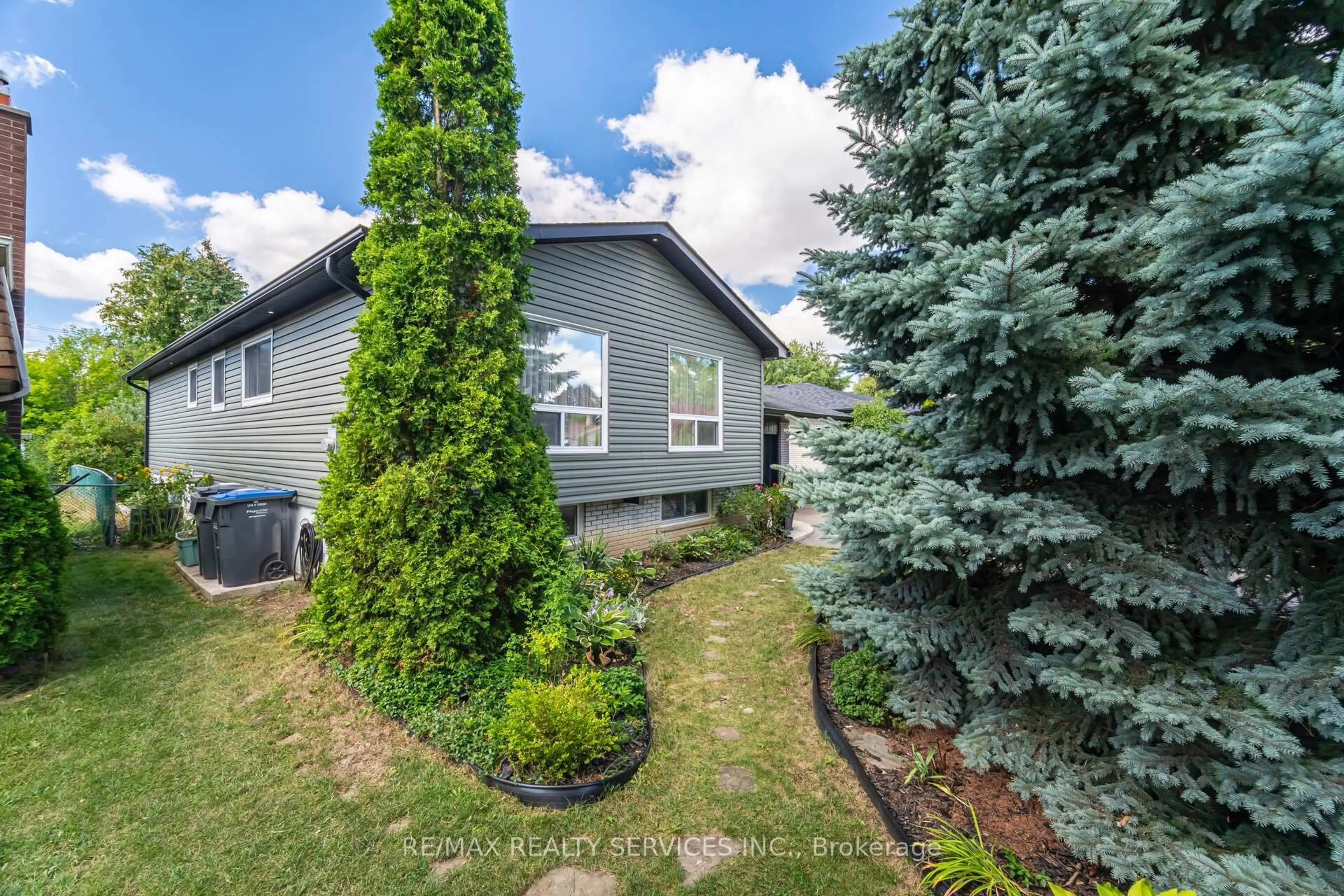 A pic from outside/outdoor area/front of a property/back of a property/a pic from drone, street for 38 Grassmere Cres, Brampton Ontario L6S 1C8