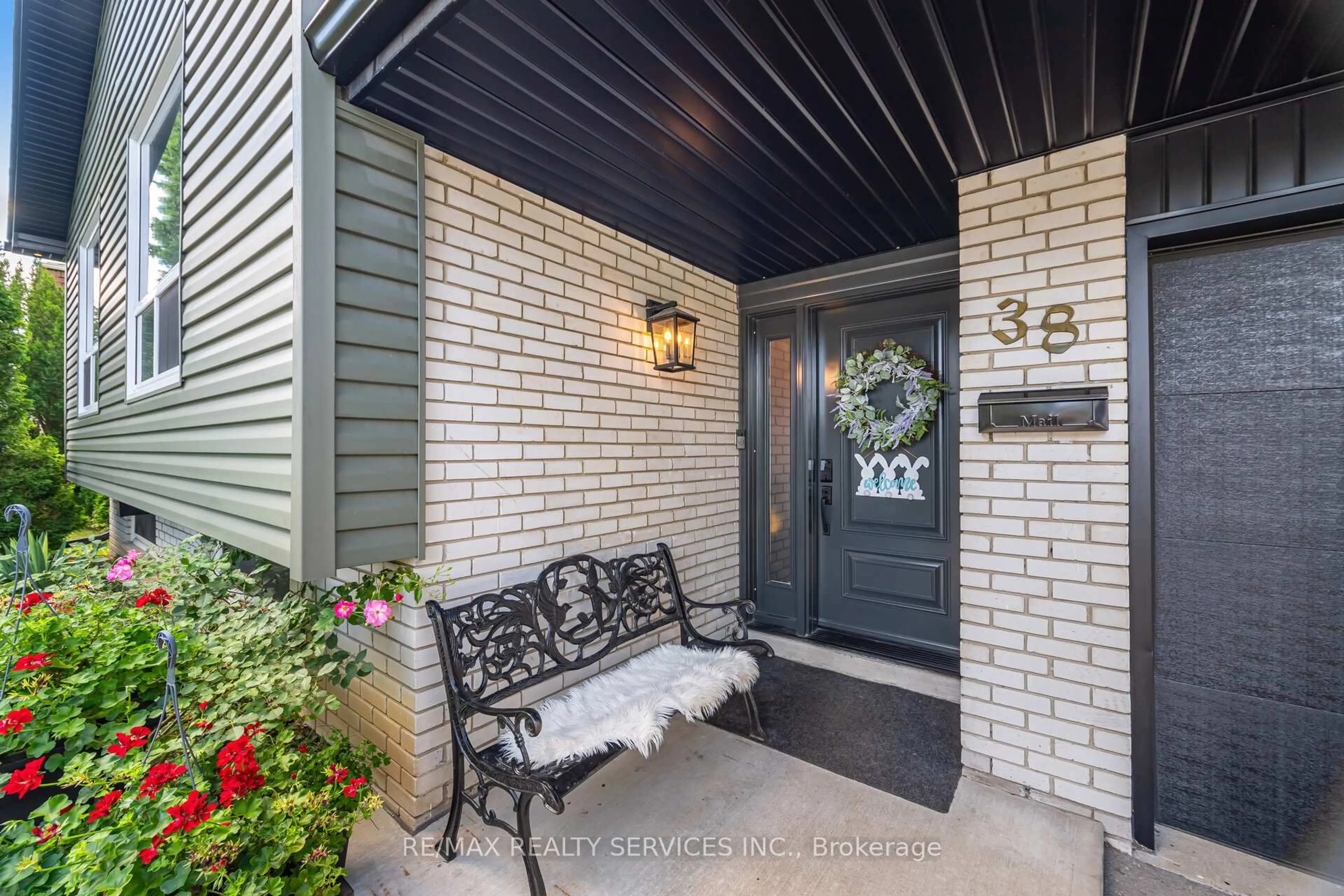 Indoor entryway for 38 Grassmere Cres, Brampton Ontario L6S 1C8