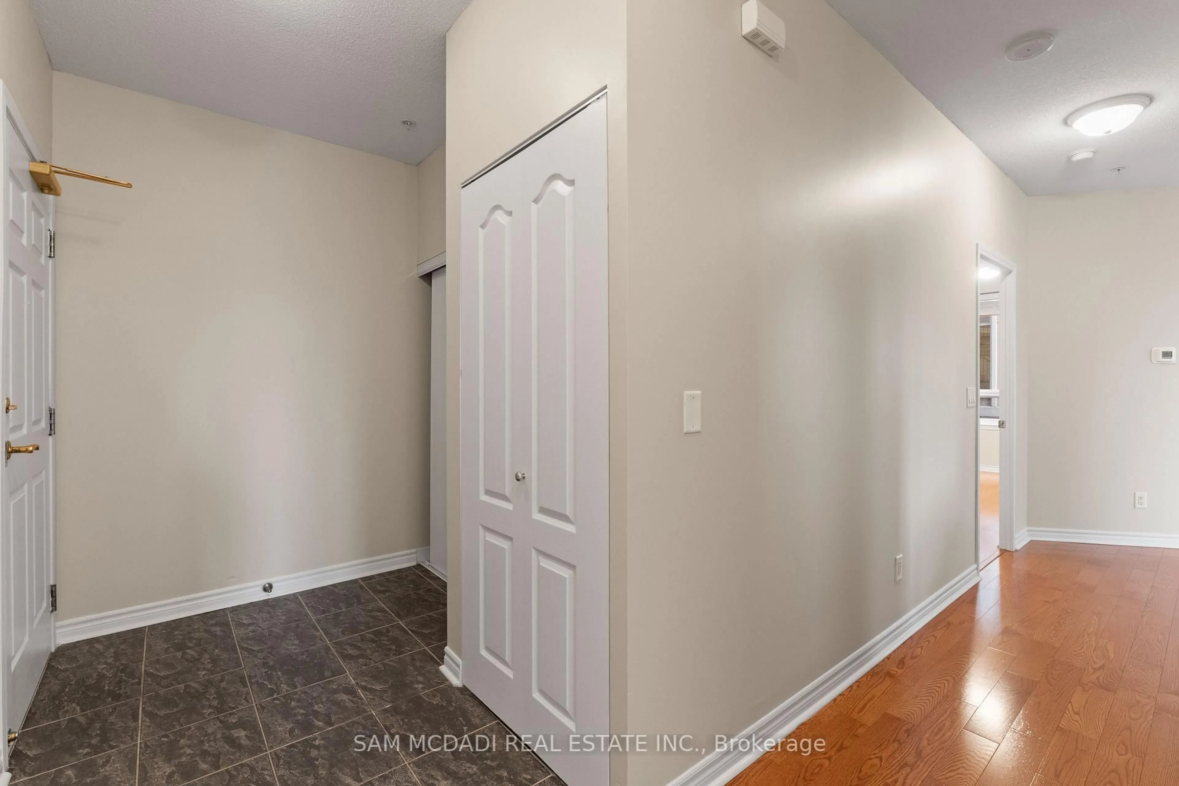 Indoor entryway for 350 Princess Royal Dr #211, Mississauga Ontario L5B 4N1