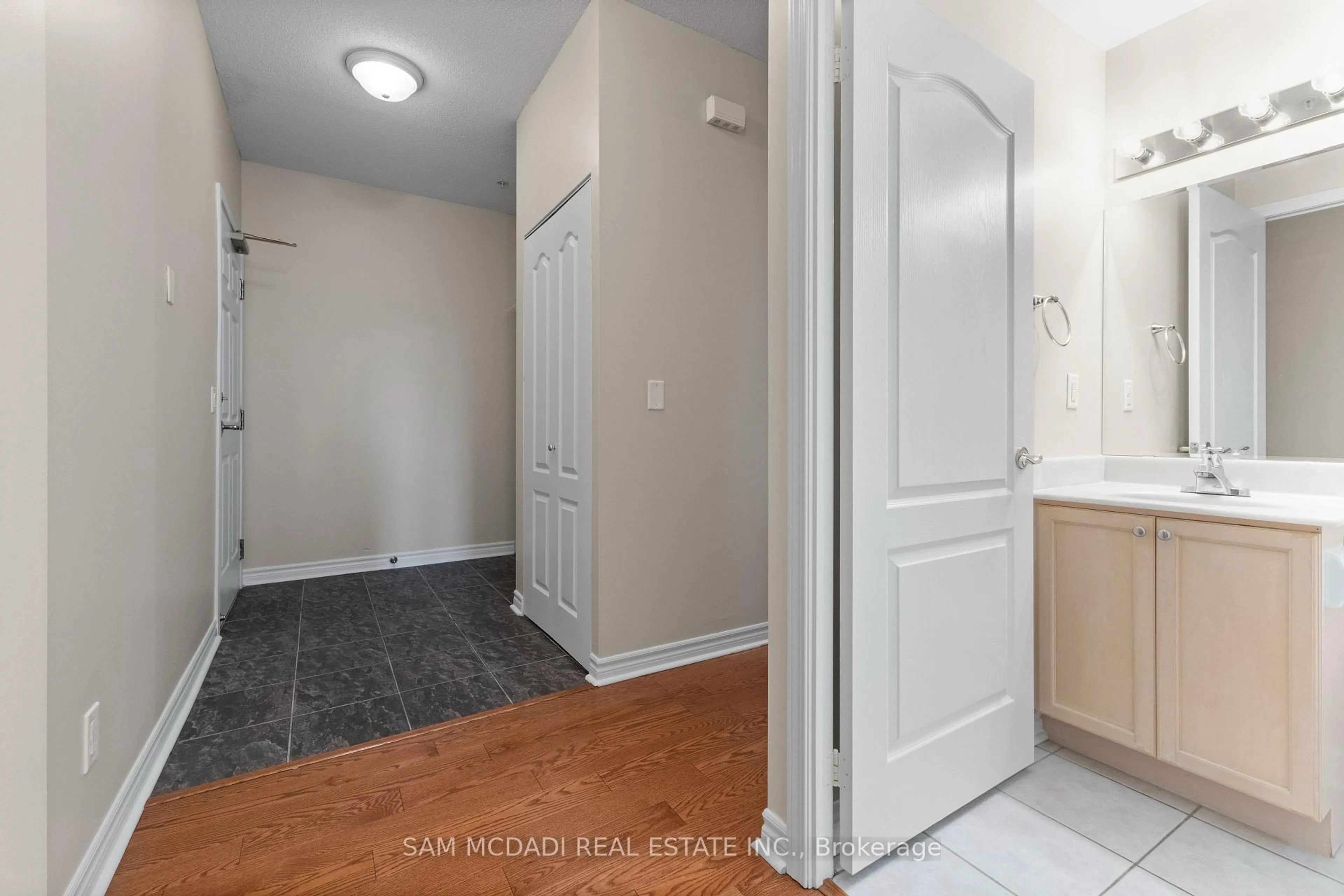 Indoor entryway for 350 Princess Royal Dr #211, Mississauga Ontario L5B 4N1