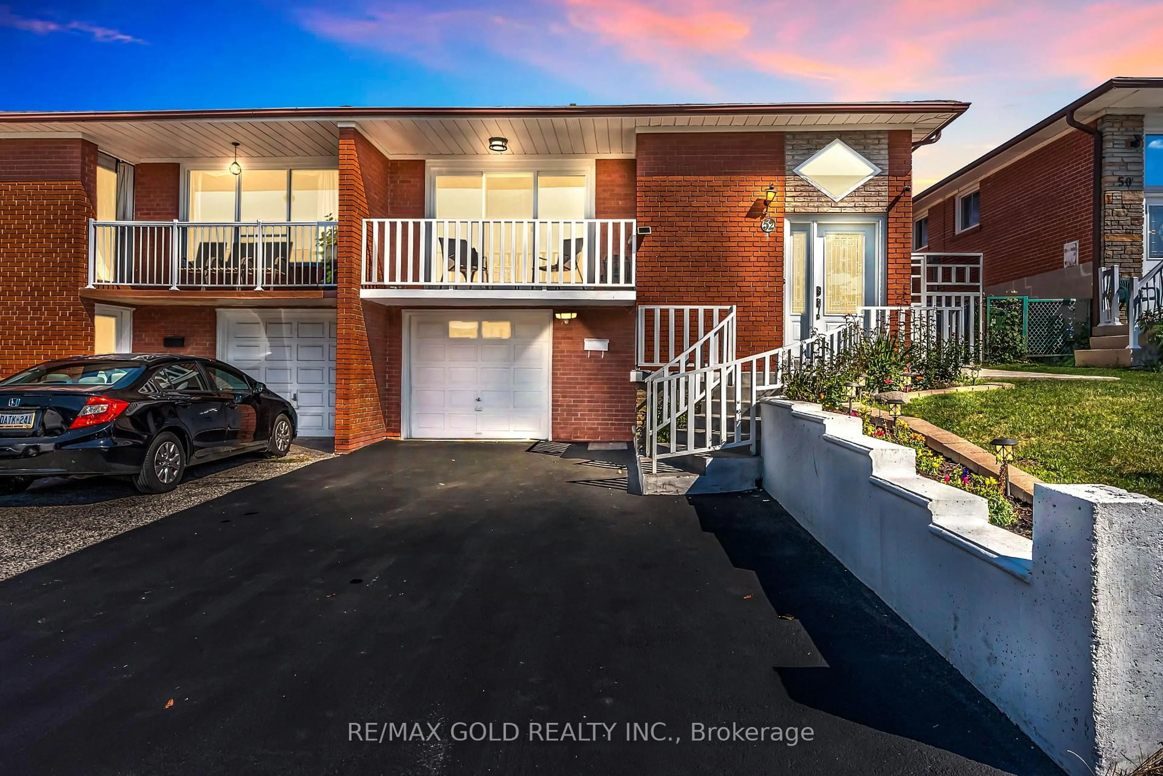 A pic from outside/outdoor area/front of a property/back of a property/a pic from drone, unknown for 52 Paradelle Cres, Toronto Ontario M3N 1E4