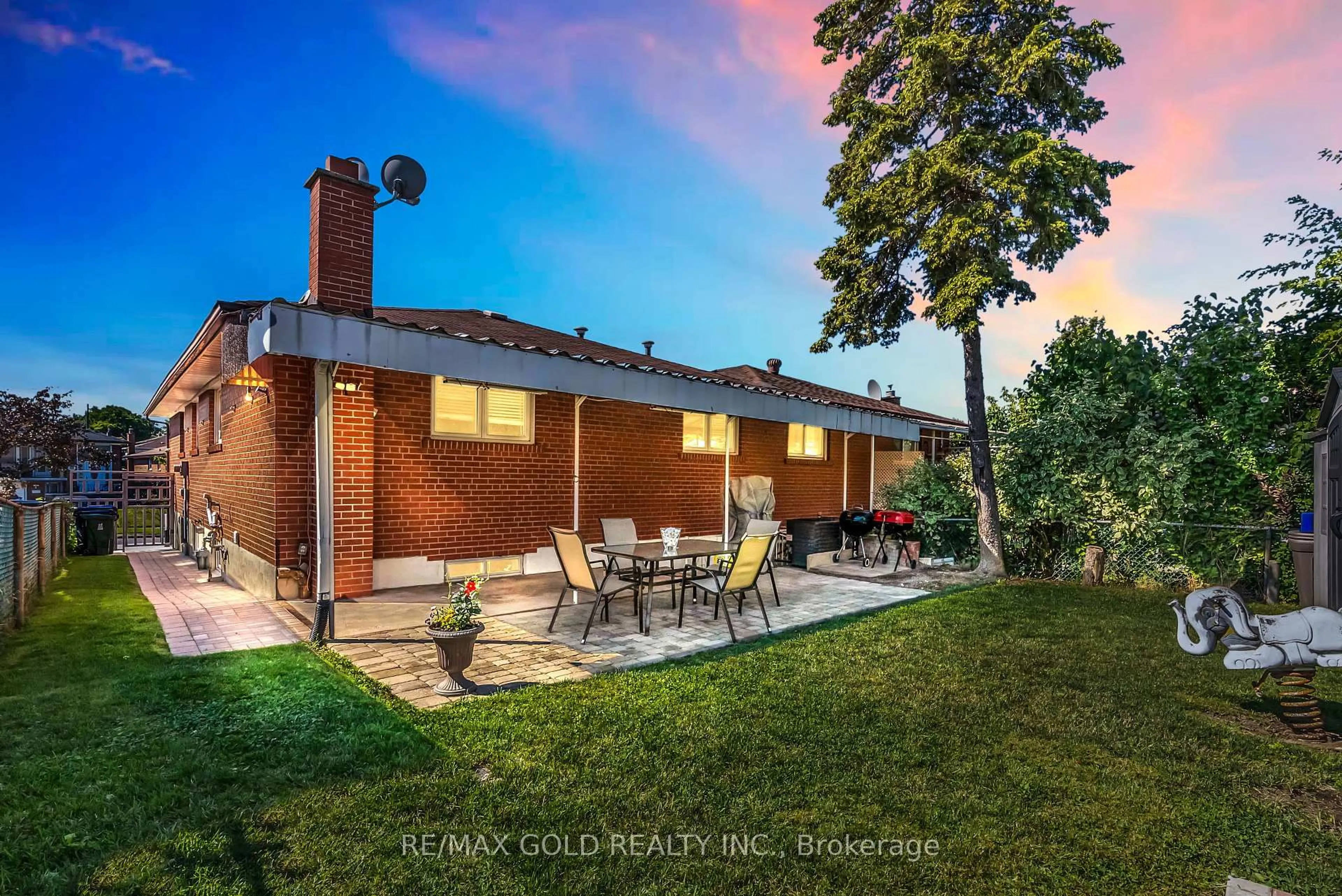 A pic from outside/outdoor area/front of a property/back of a property/a pic from drone, street for 52 Paradelle Cres, Toronto Ontario M3N 1E4
