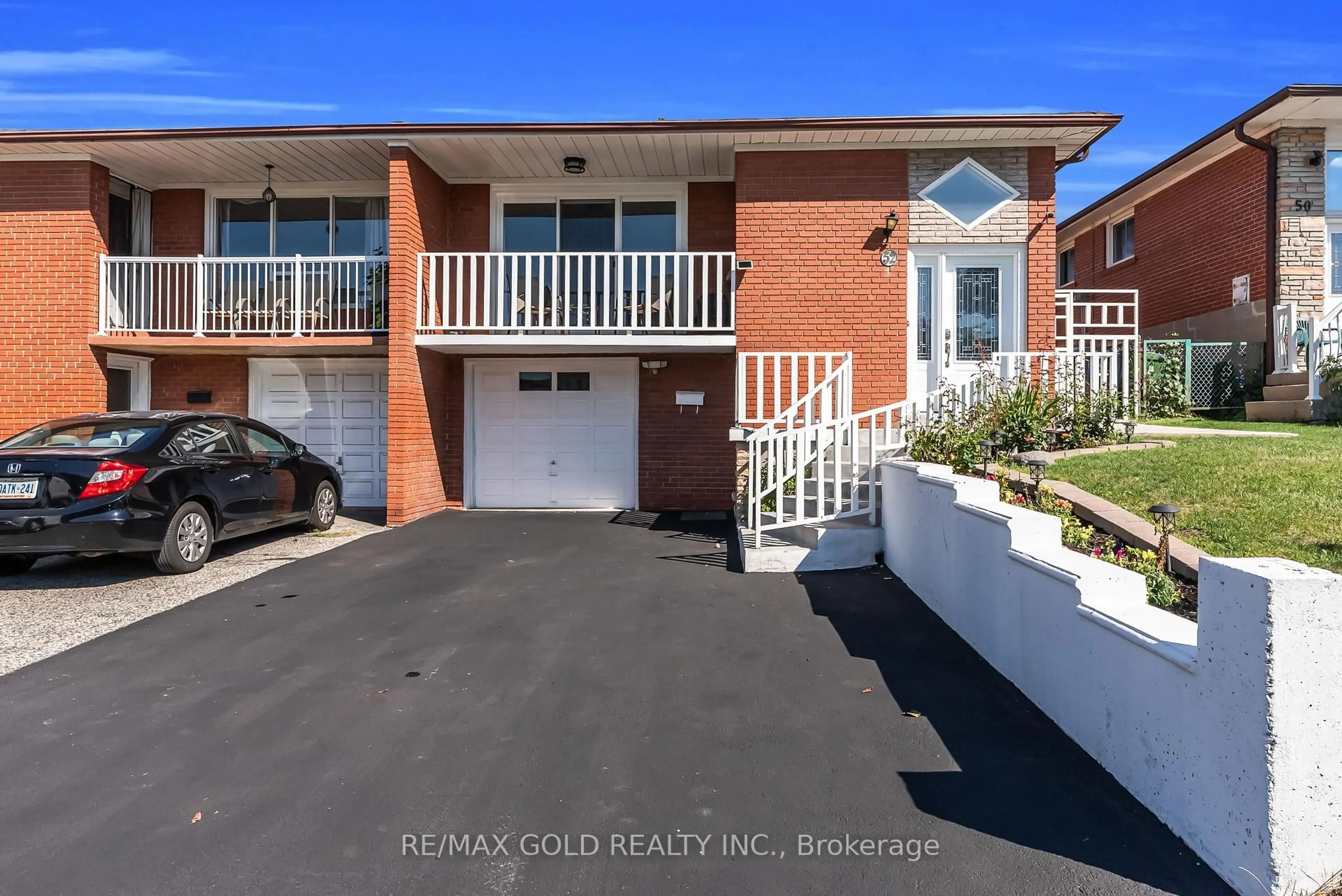 A pic from outside/outdoor area/front of a property/back of a property/a pic from drone, street for 52 Paradelle Cres, Toronto Ontario M3N 1E4
