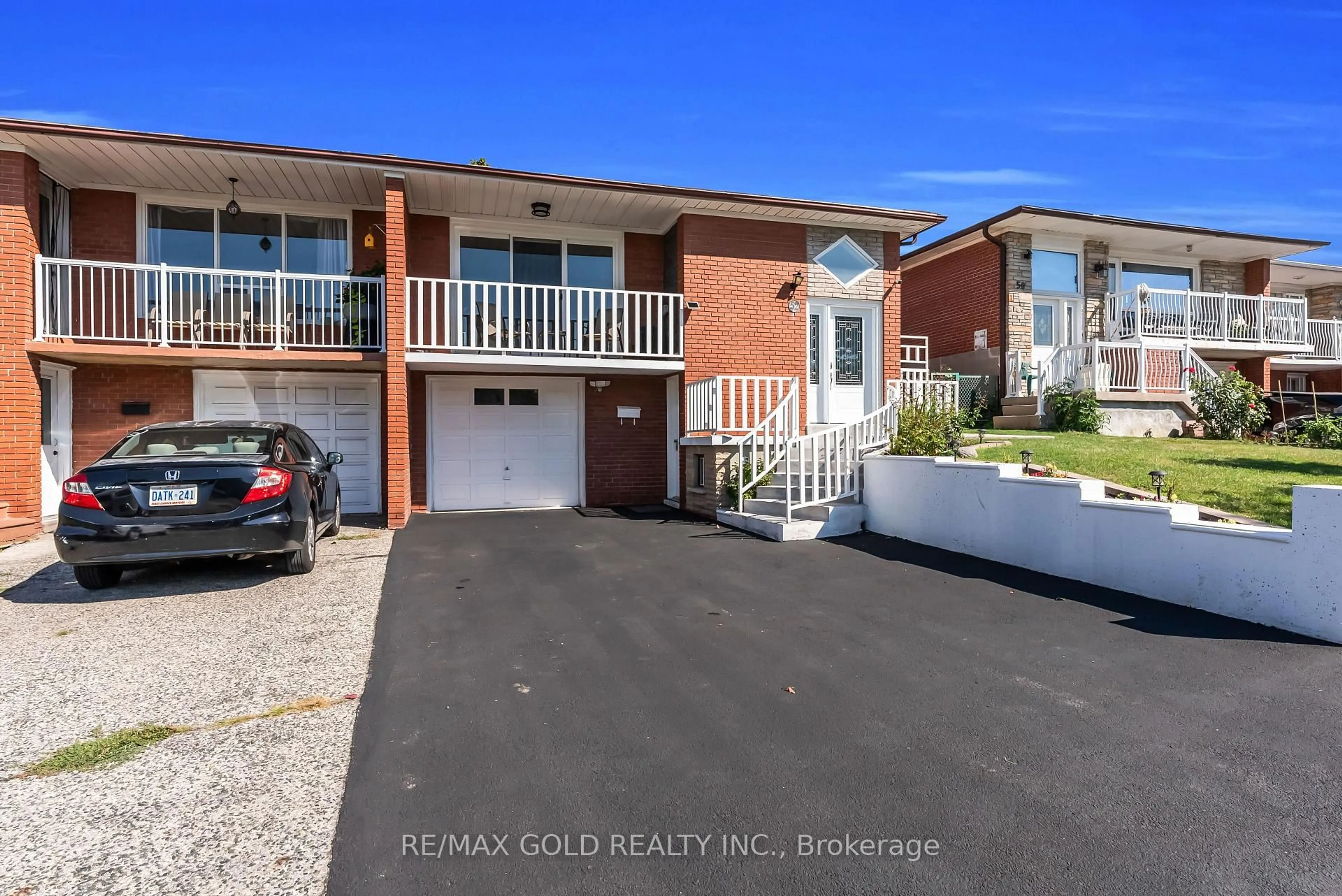 A pic from outside/outdoor area/front of a property/back of a property/a pic from drone, unknown for 52 Paradelle Cres, Toronto Ontario M3N 1E4