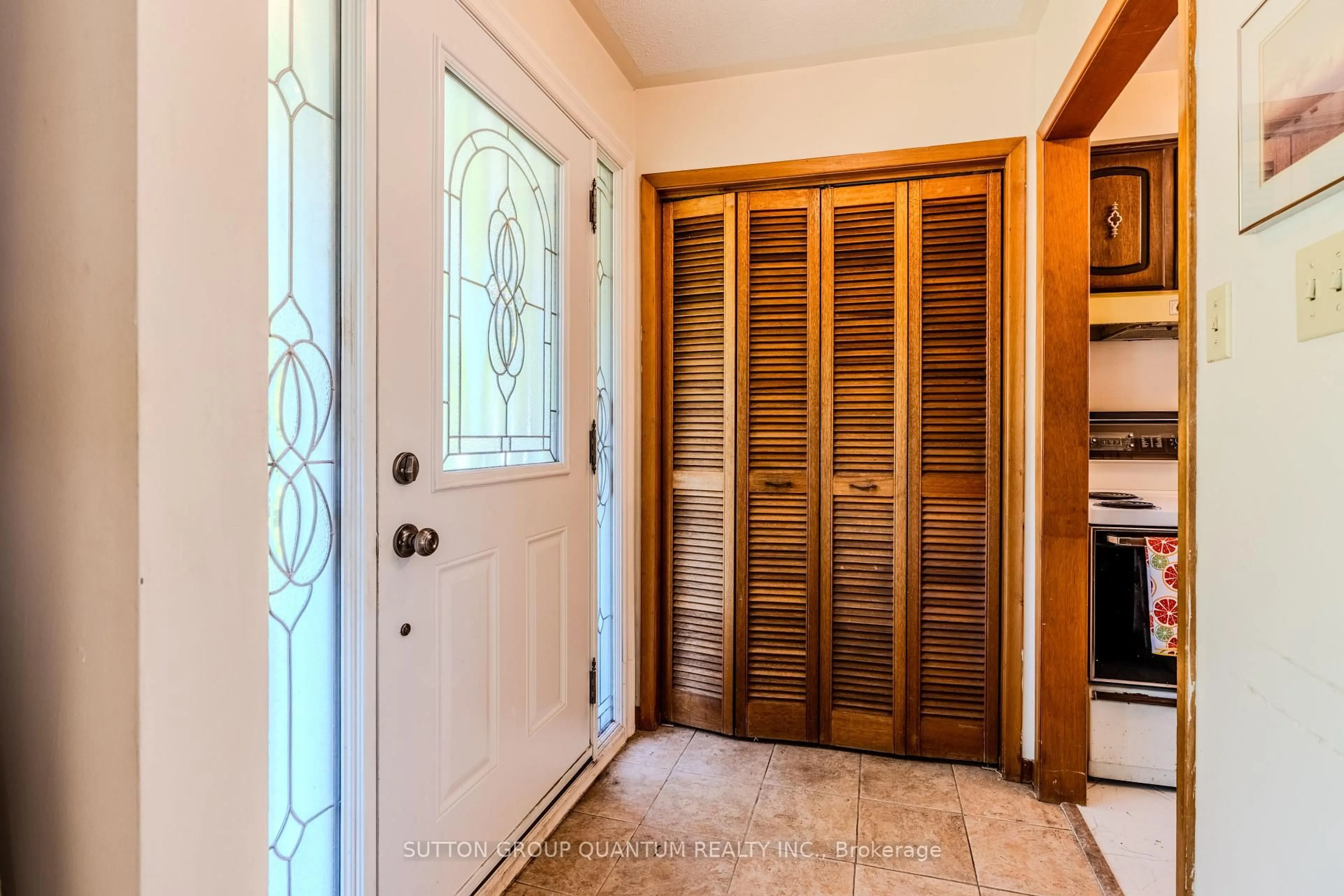 Indoor entryway for 1798 Medallion Crt, Mississauga Ontario L5J 2L7