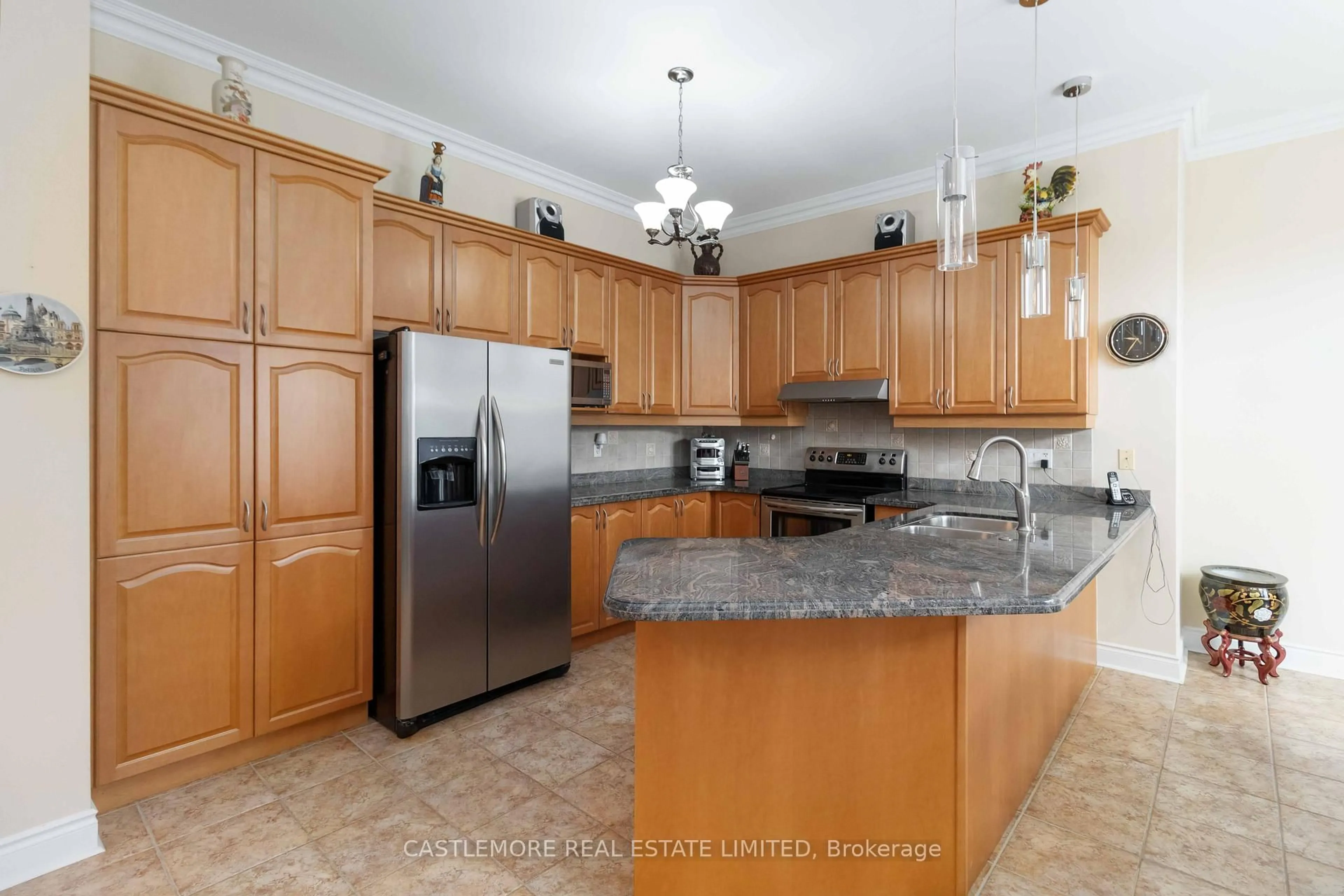 Open concept kitchen, ceramic/tile floor for 39 Saint Hubert Dr, Brampton Ontario L6P 1W1