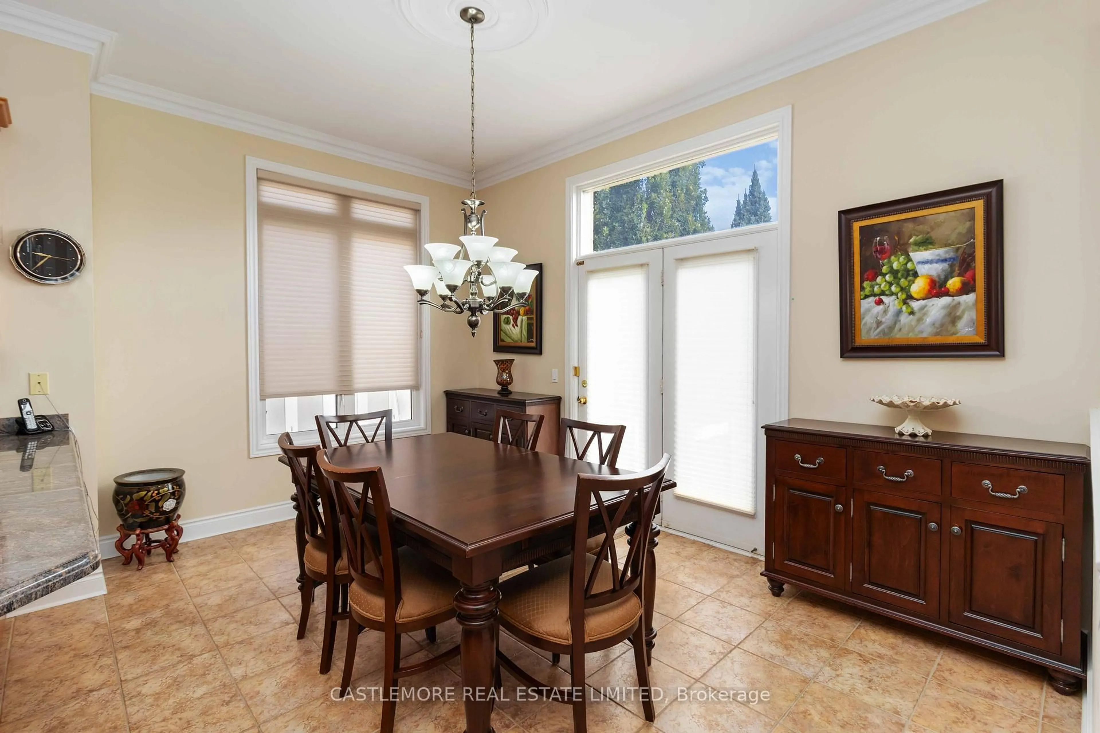 Dining room, ceramic/tile floor for 39 Saint Hubert Dr, Brampton Ontario L6P 1W1