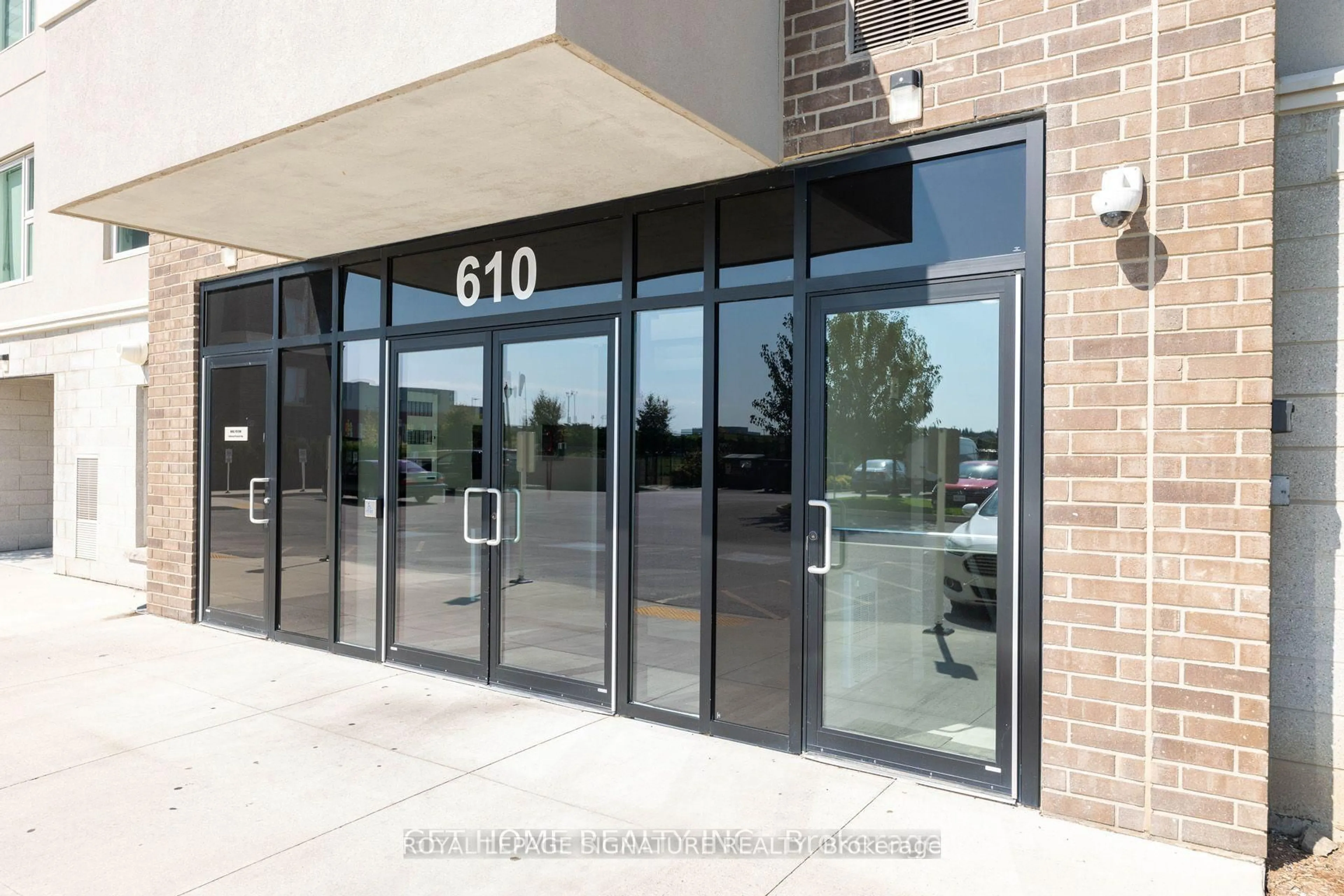 Indoor foyer for 610 Farmstead Dr #611, Milton Ontario L9T 8X5