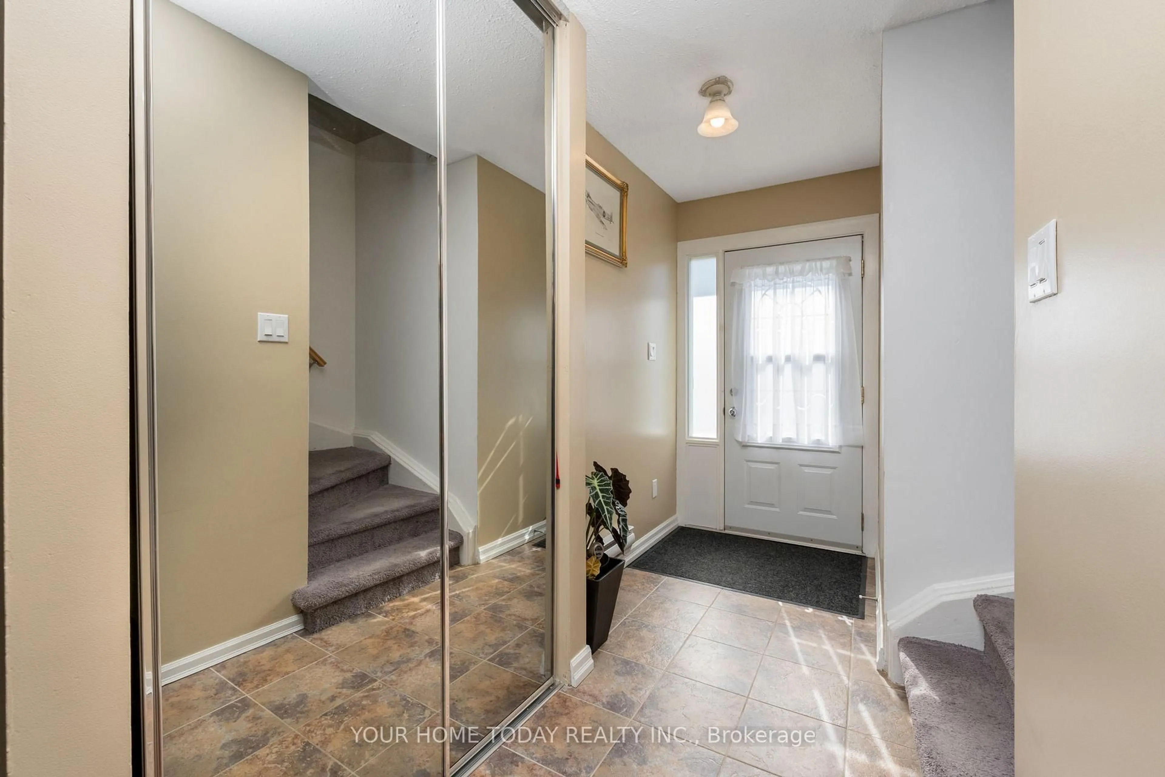 Indoor entryway for 109 Kingham Rd, Halton Hills Ontario L7J 1S3