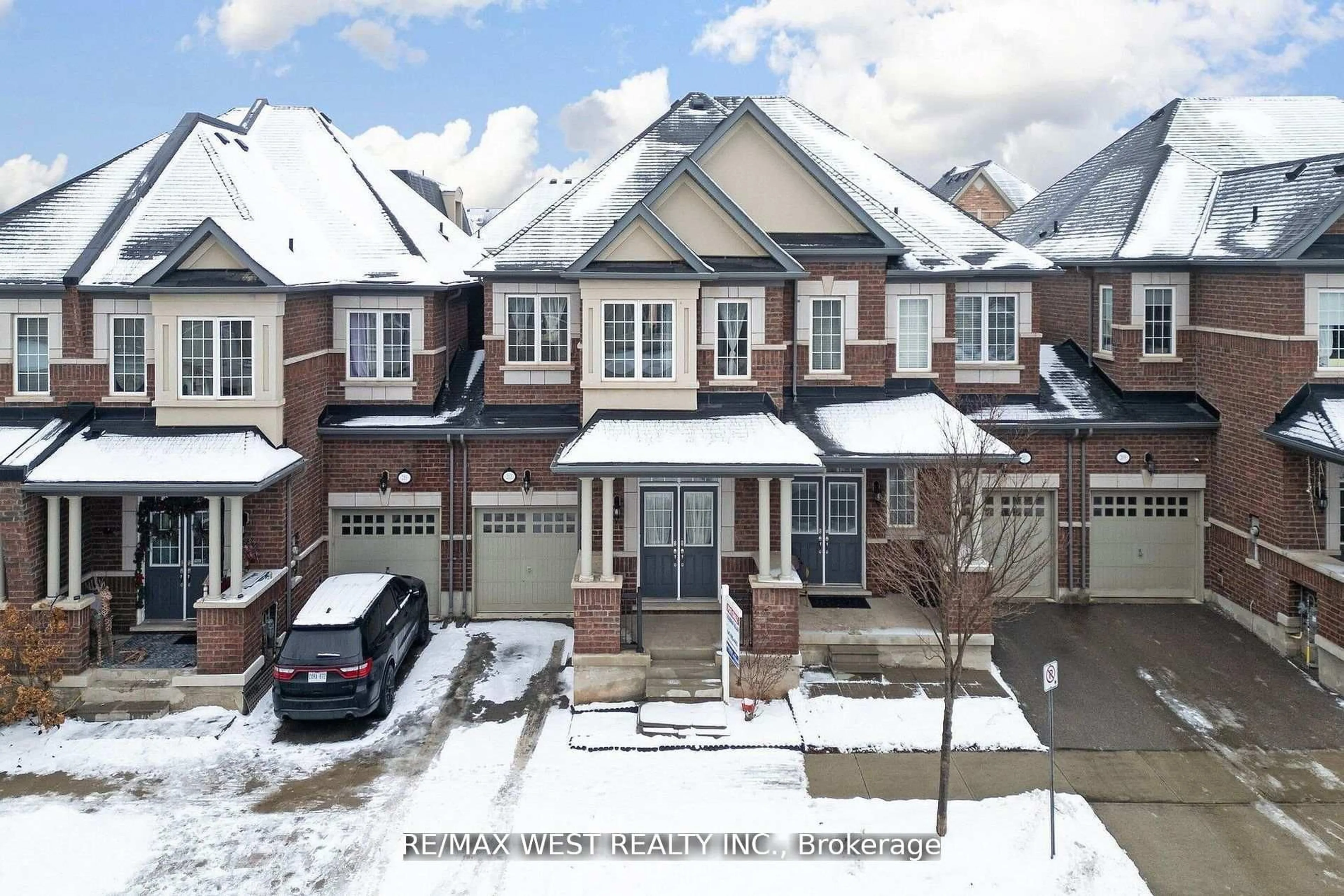 A pic from outside/outdoor area/front of a property/back of a property/a pic from drone, street for 213 Sarah Cline Dr, Oakville Ontario L6M 0T8