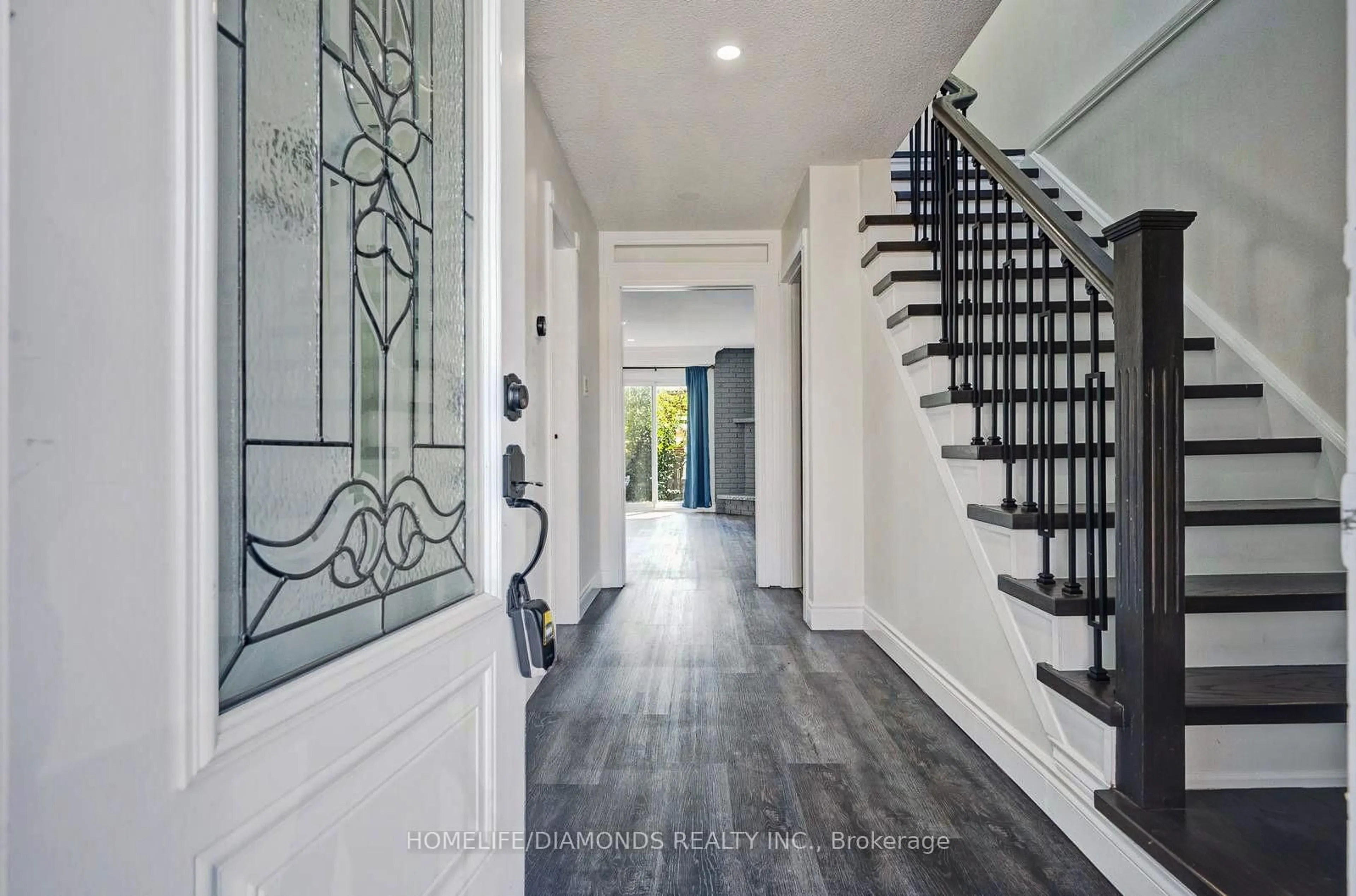 Indoor entryway for 370 Hansen Rd, Brampton Ontario L6V 3P7