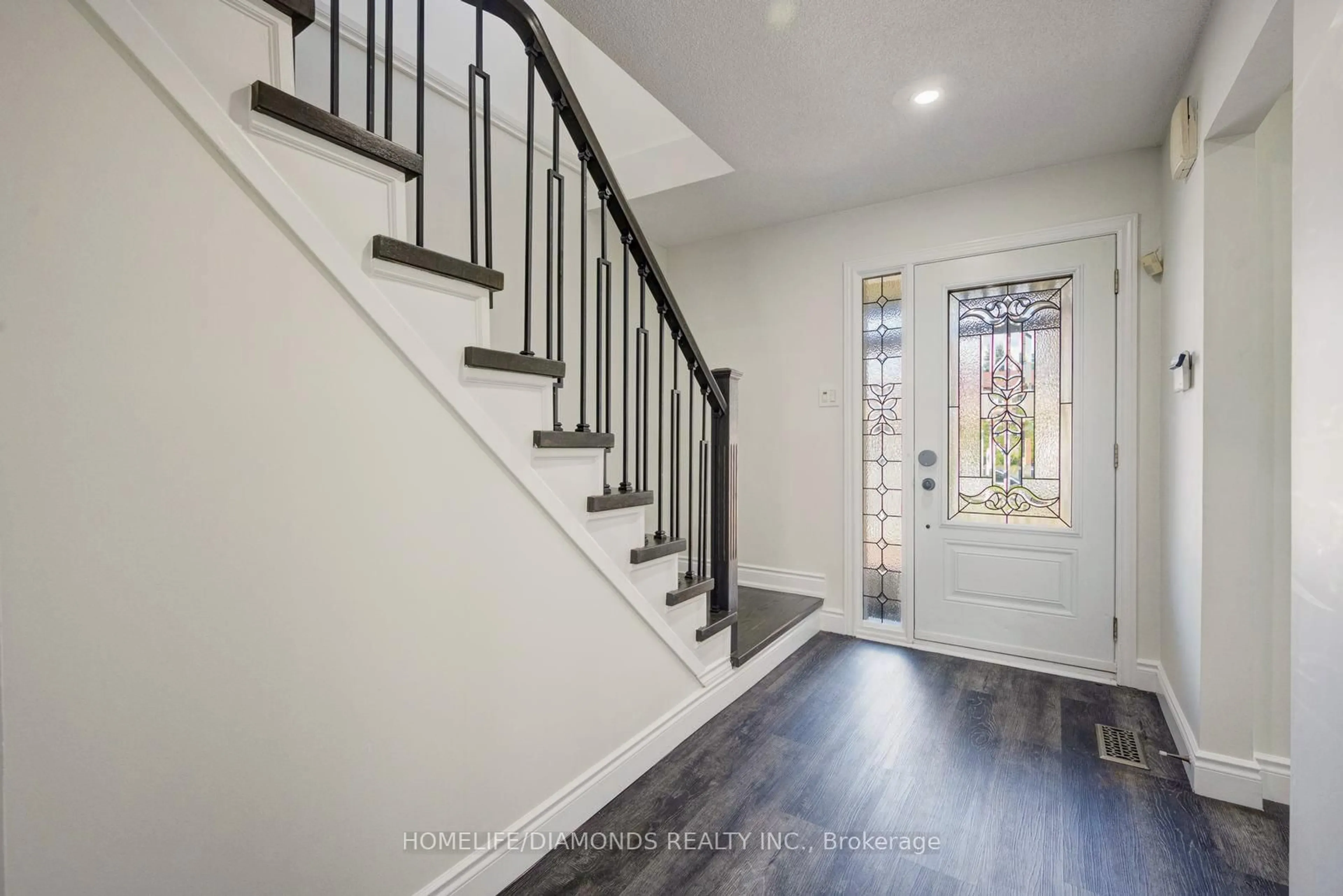 Indoor entryway for 370 Hansen Rd, Brampton Ontario L6V 3P7