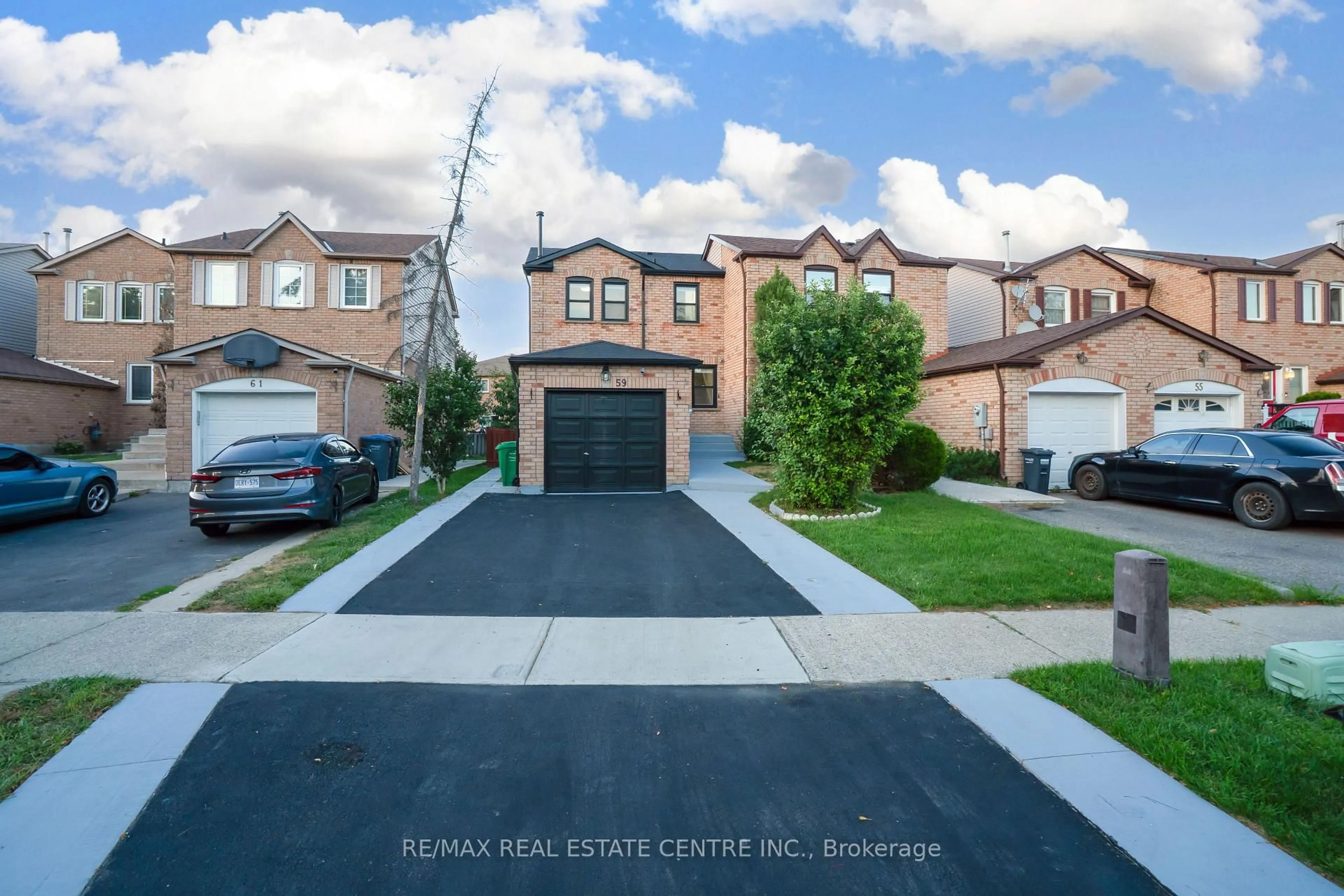 A pic from outside/outdoor area/front of a property/back of a property/a pic from drone, street for 59 Cutters Cres, Brampton Ontario L6Y 4M2
