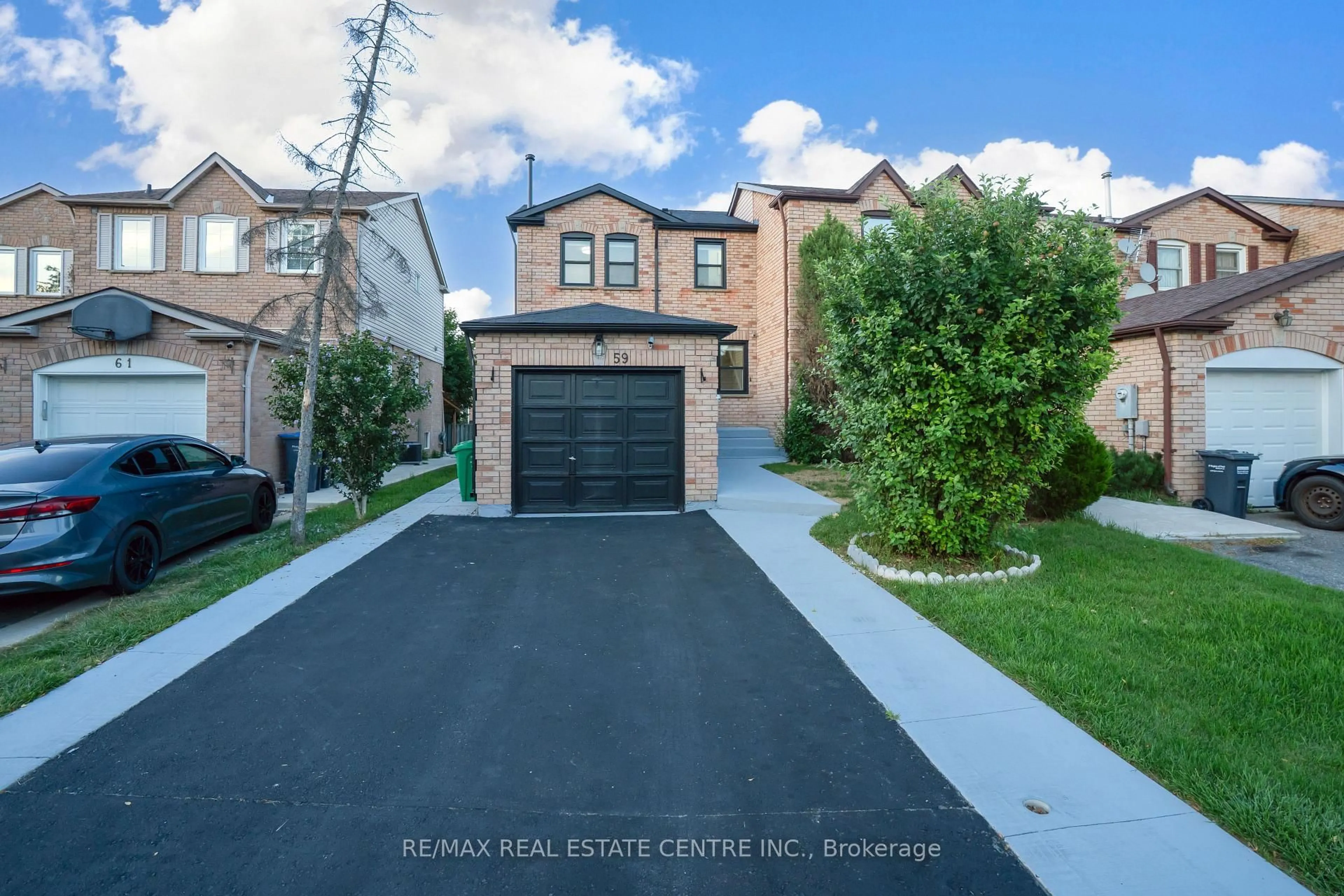 A pic from outside/outdoor area/front of a property/back of a property/a pic from drone, street for 59 Cutters Cres, Brampton Ontario L6Y 4M2