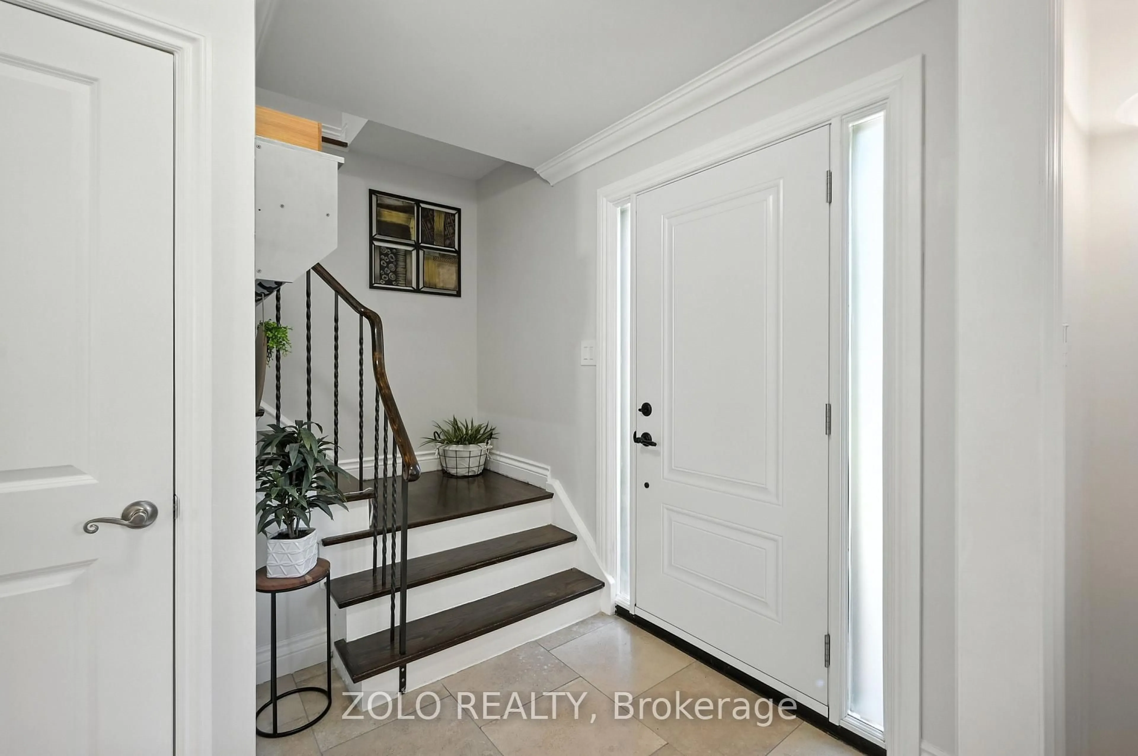Indoor entryway for 18 Fagan Dr, Halton Hills Ontario L7G 4P3