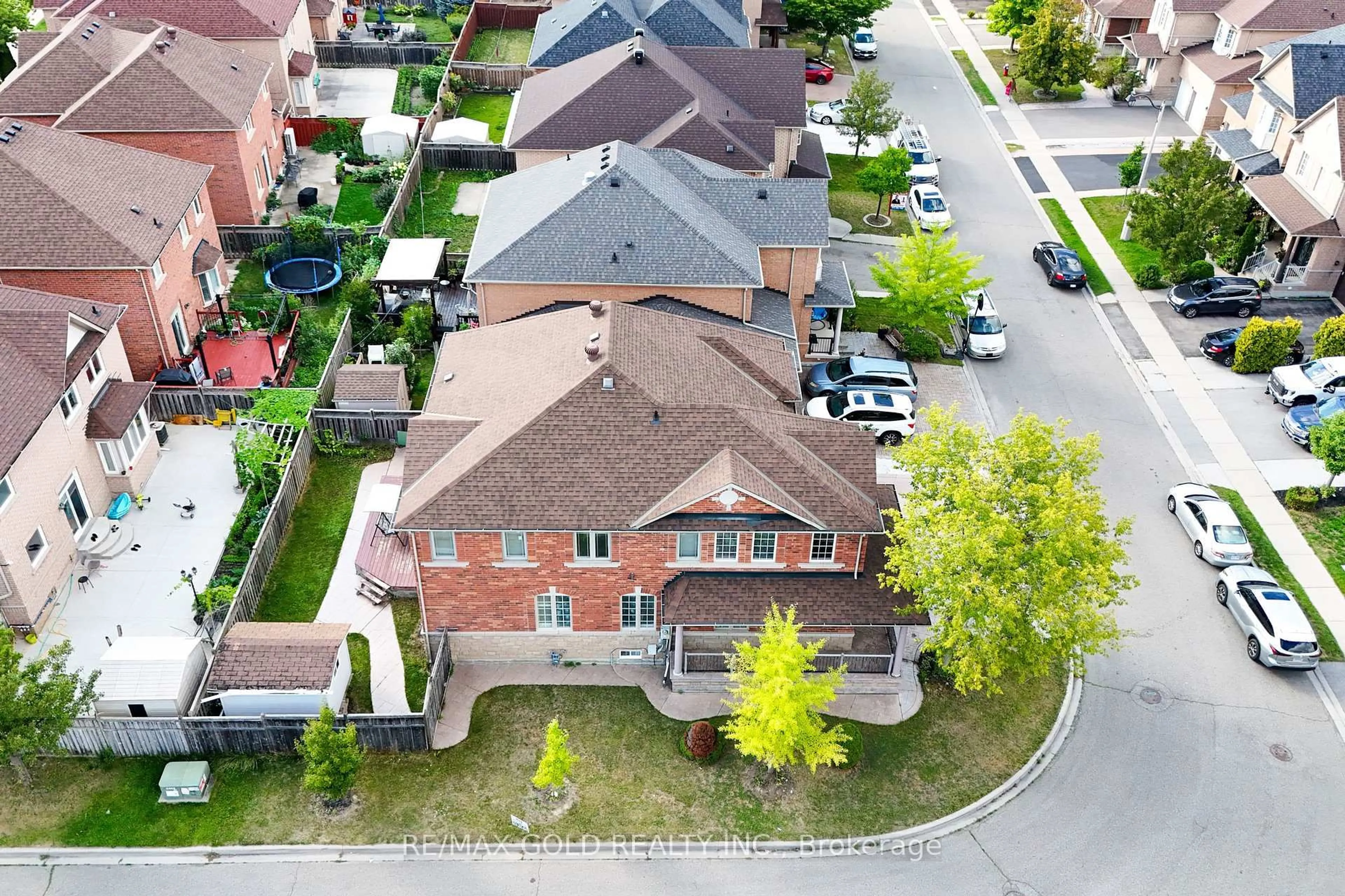 A pic from outside/outdoor area/front of a property/back of a property/a pic from drone, street for 25 Castle Mountain Dr, Brampton Ontario L6R 2W9