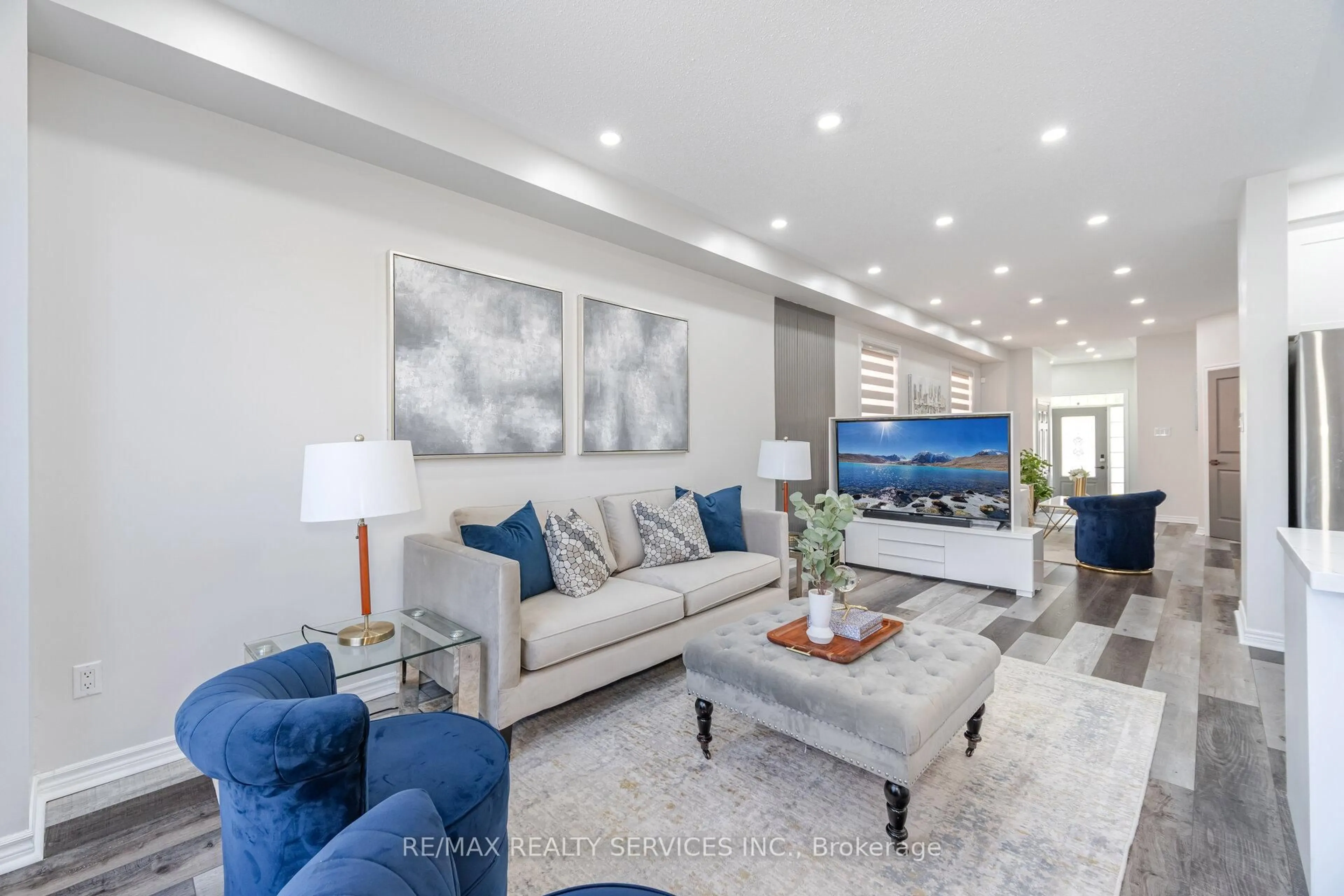 Living room with furniture, unknown for 10 Martree Cres, Brampton Ontario L6V 4R2