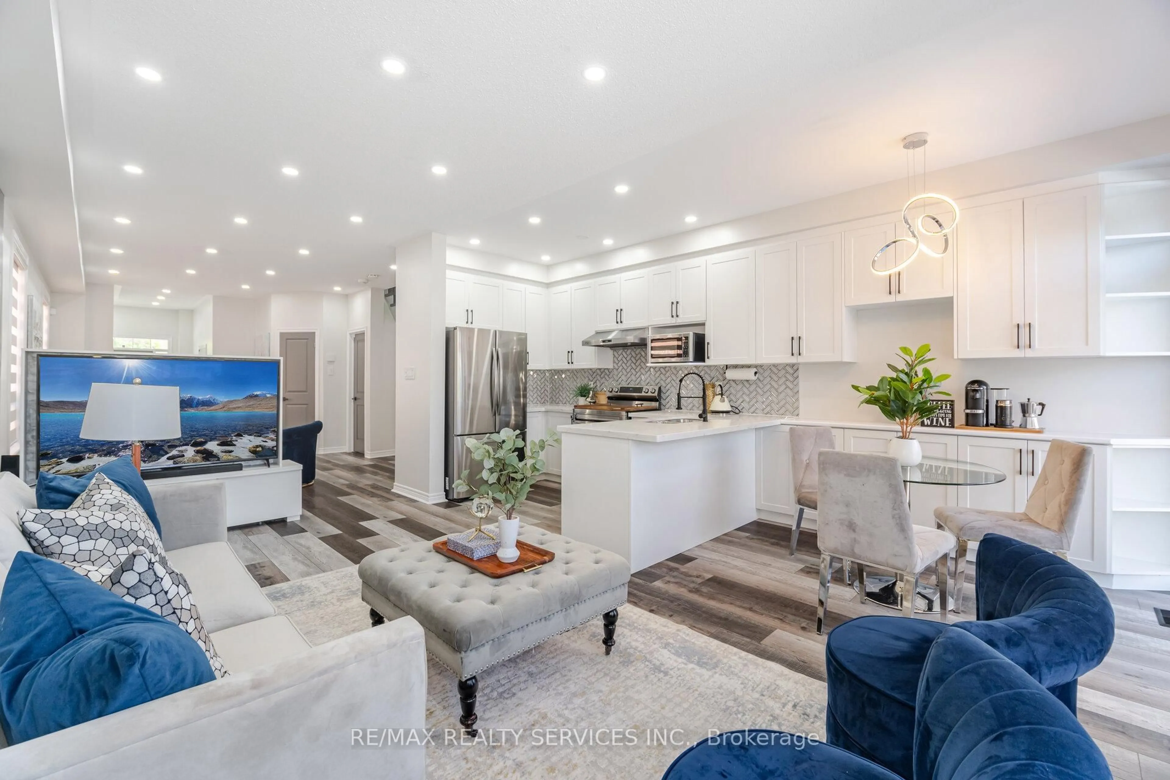 Open concept kitchen, unknown for 10 Martree Cres, Brampton Ontario L6V 4R2