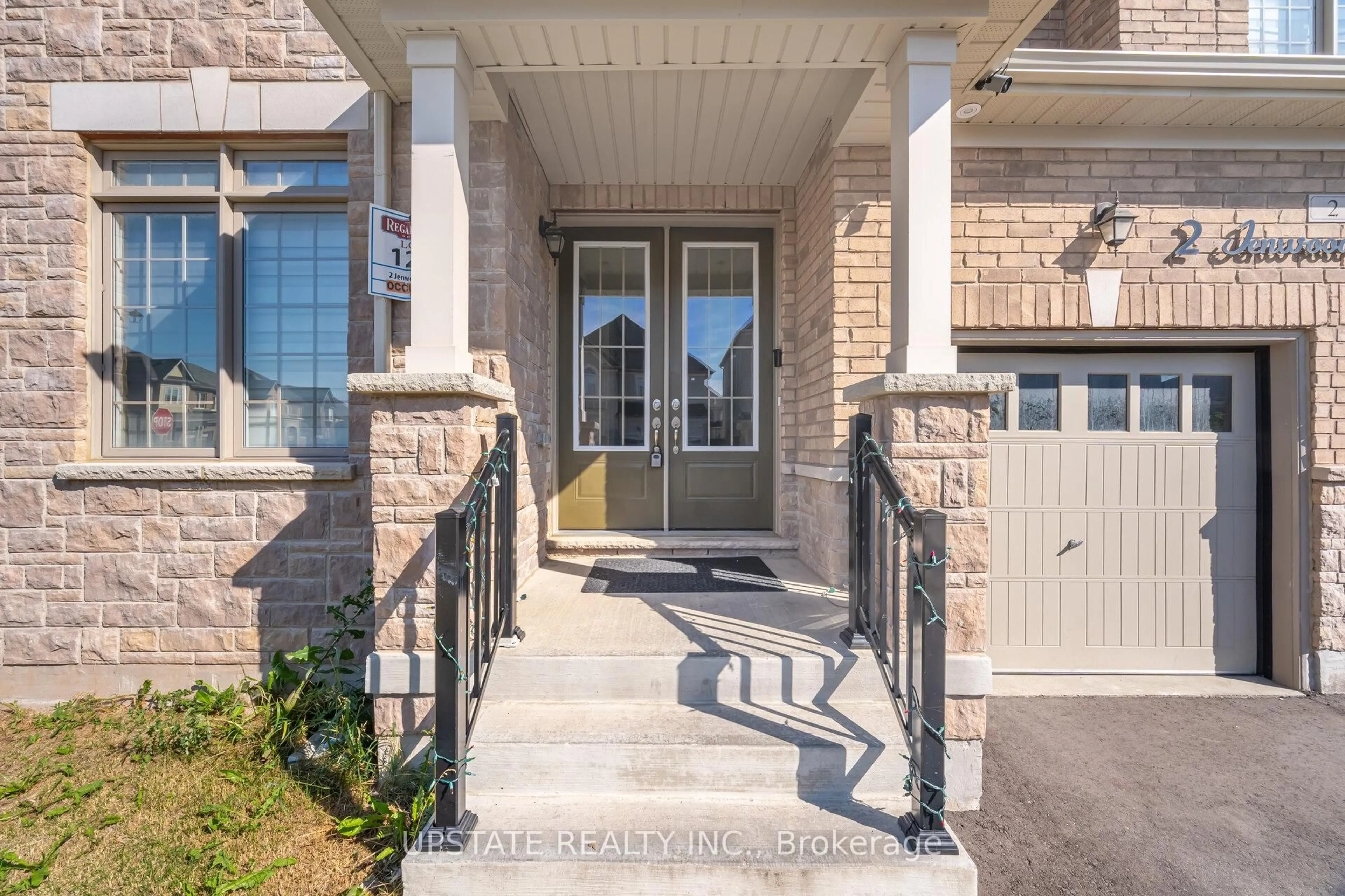 Indoor entryway for 2 Jenwood Cres, Brampton Ontario L6R 4C6