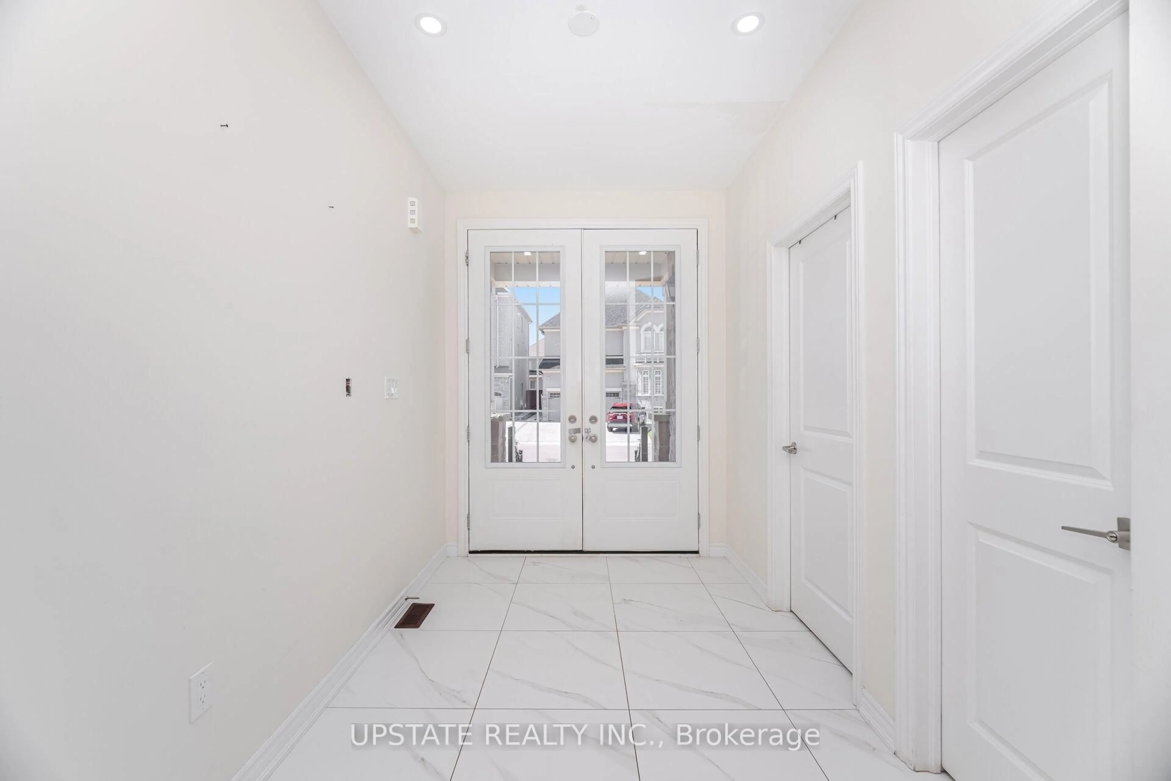 Indoor entryway for 2 Jenwood Cres, Brampton Ontario L6R 4C6