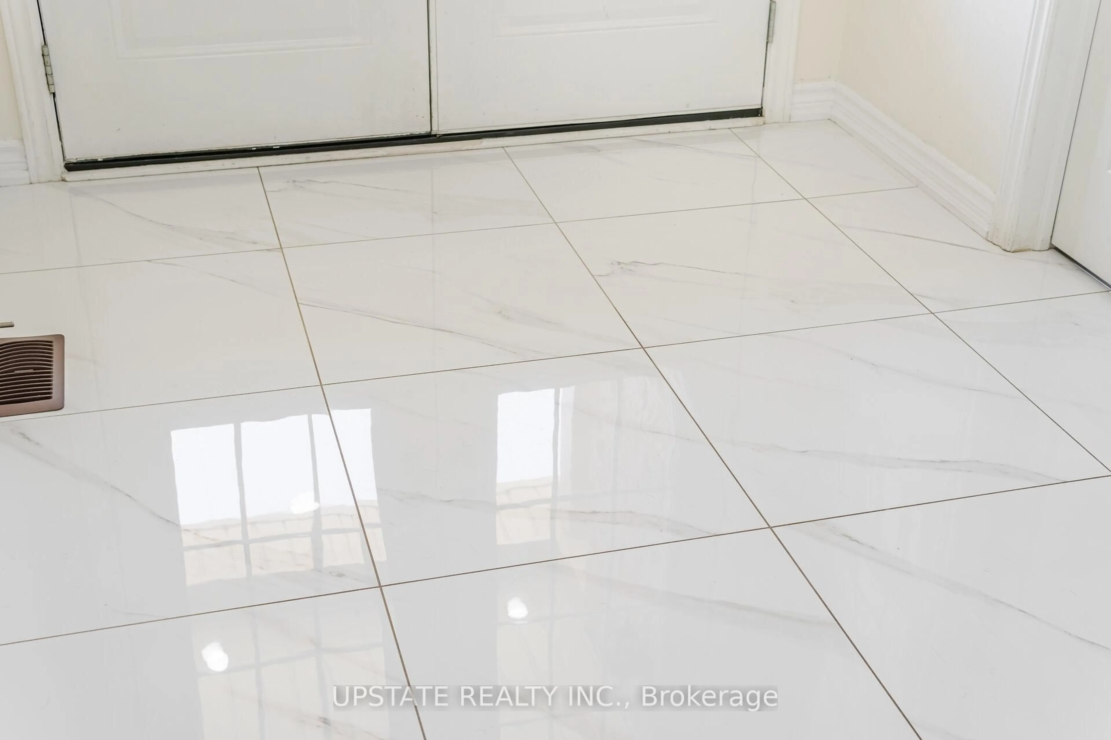 Indoor foyer for 2 Jenwood Cres, Brampton Ontario L6R 4C6