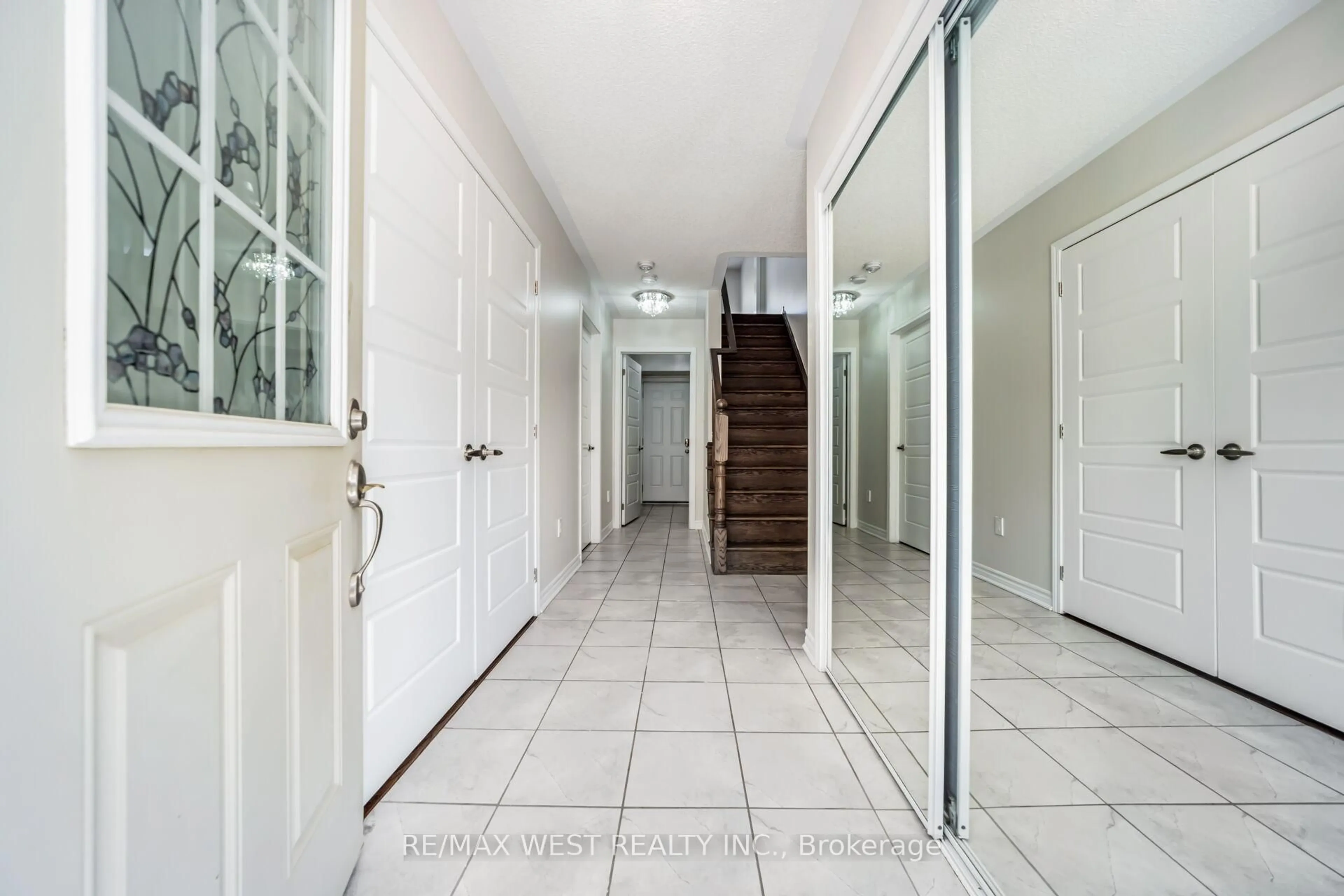Indoor foyer for 1636 LEBLANC Crt, Milton Ontario L9E 0A4