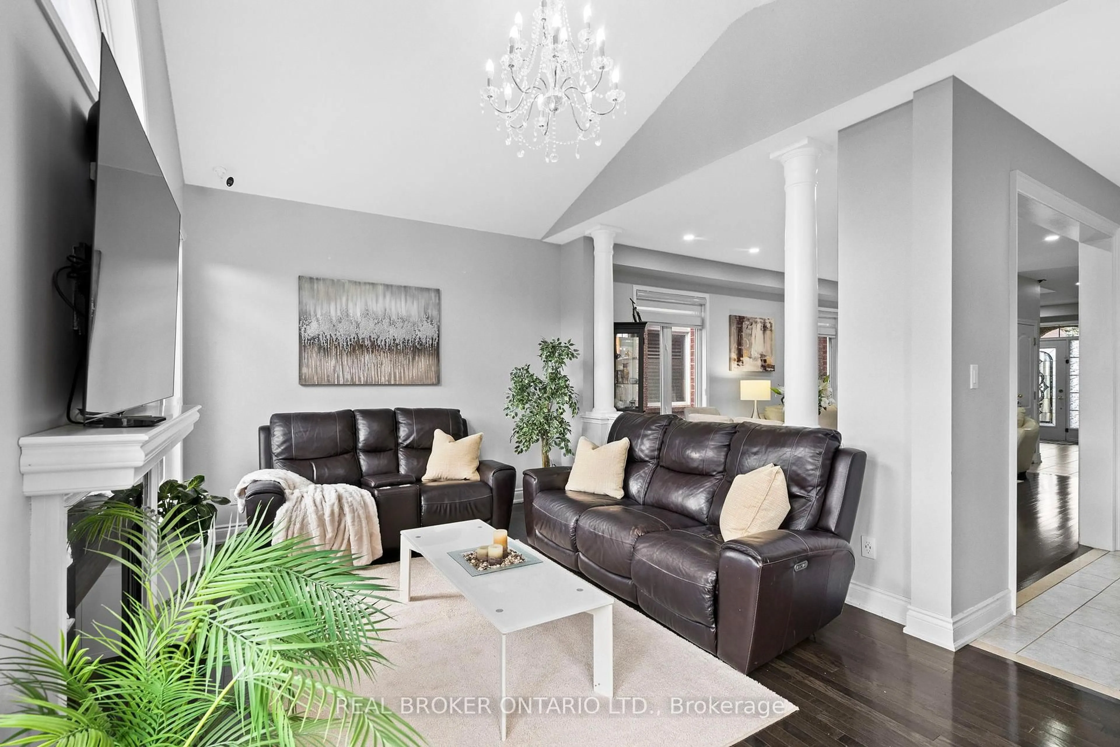 Living room with furniture, unknown for 3450 Trilogy Tr, Mississauga Ontario L5M 0K2