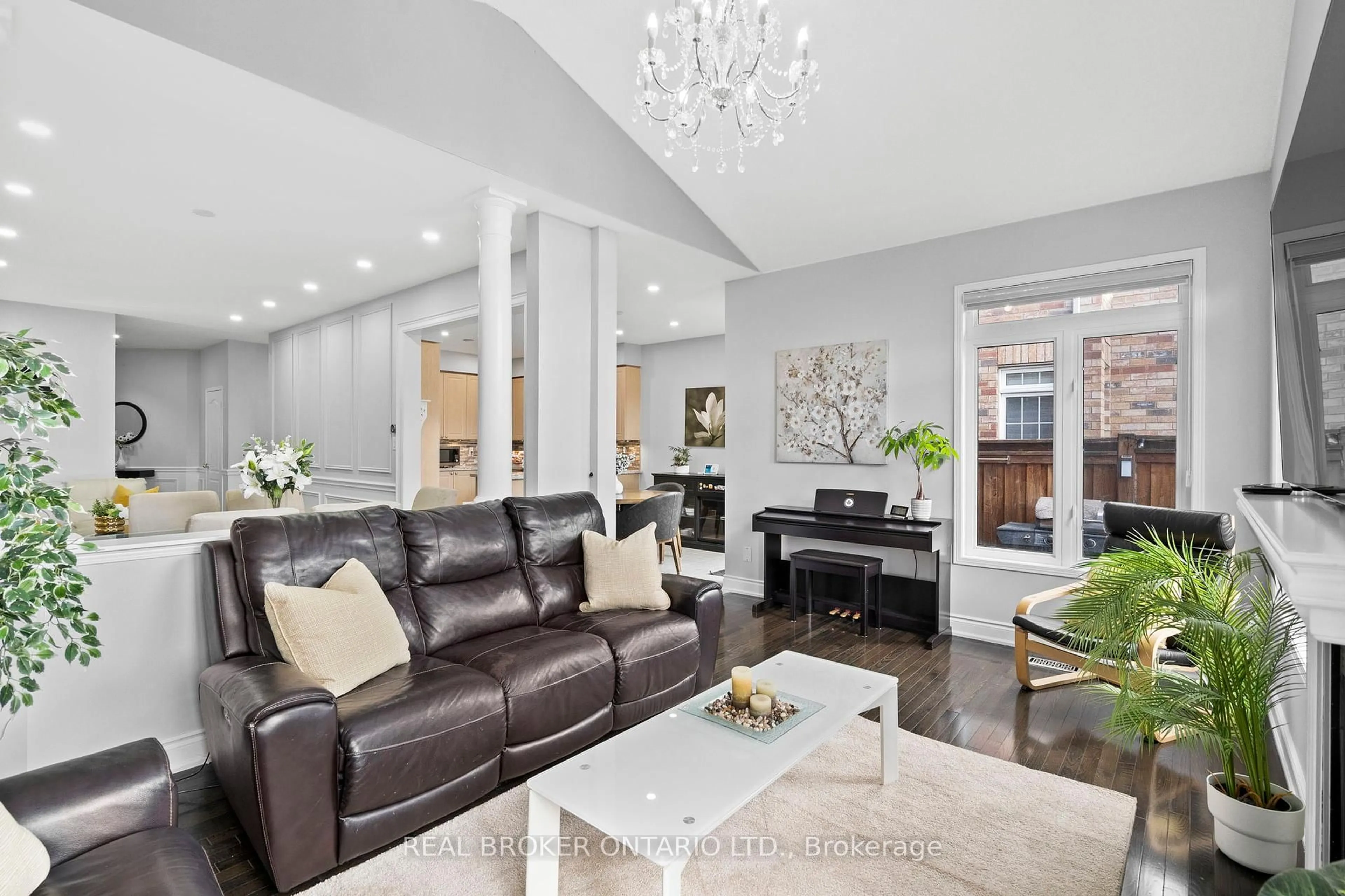 Living room with furniture, unknown for 3450 Trilogy Tr, Mississauga Ontario L5M 0K2