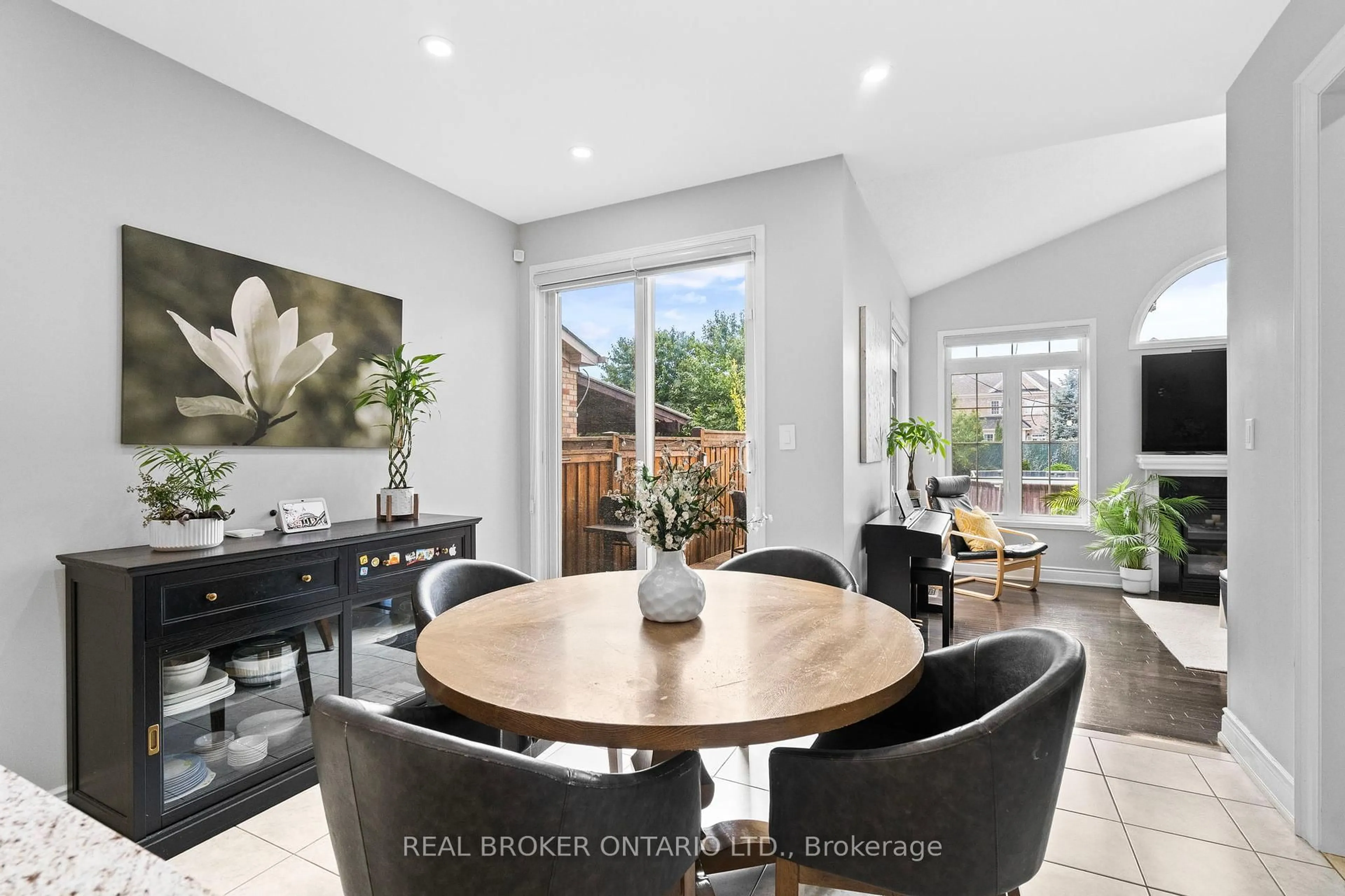 Open concept kitchen, unknown for 3450 Trilogy Tr, Mississauga Ontario L5M 0K2