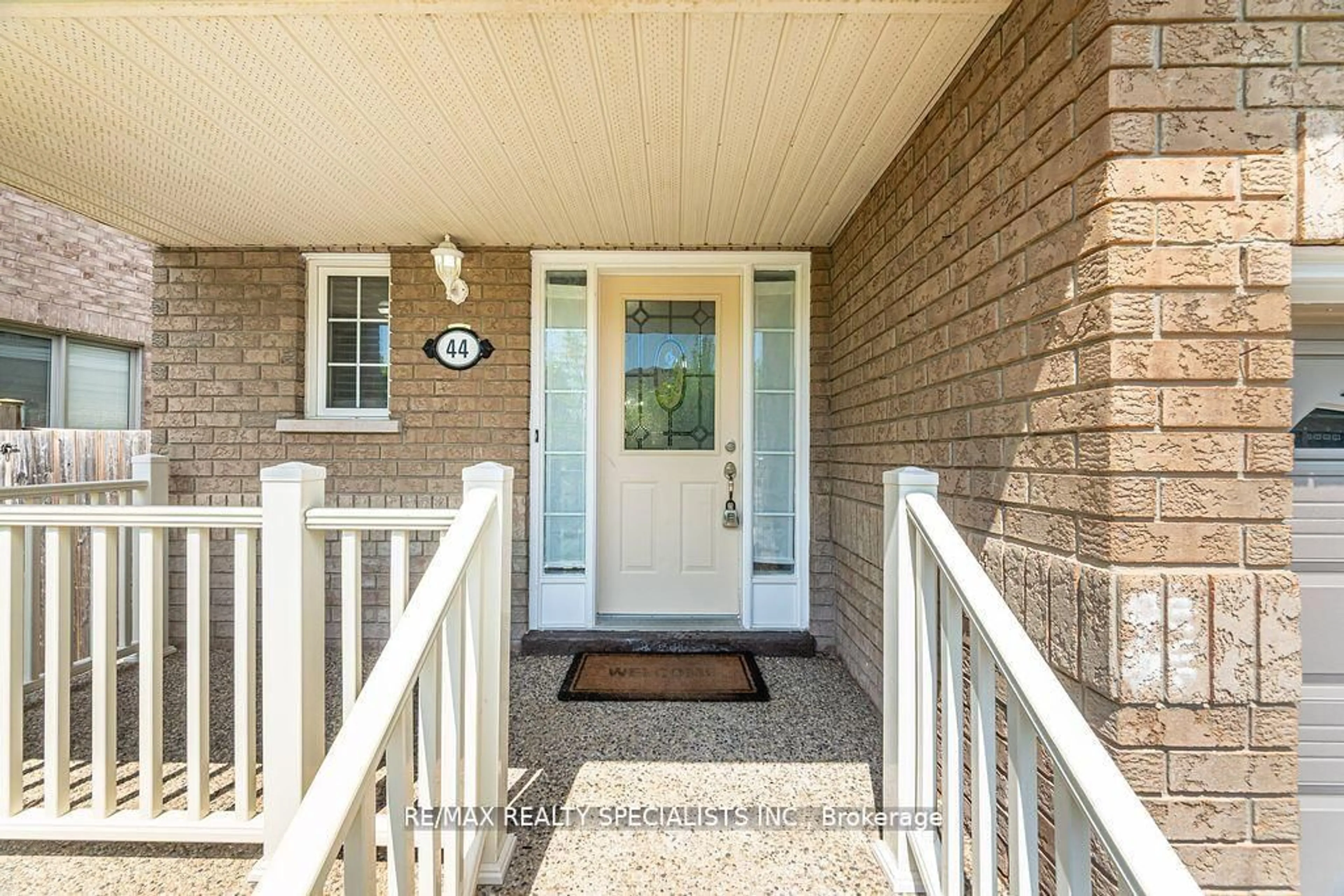 Indoor entryway for 44 Deforest Dr, Brampton Ontario L7A 2Y1