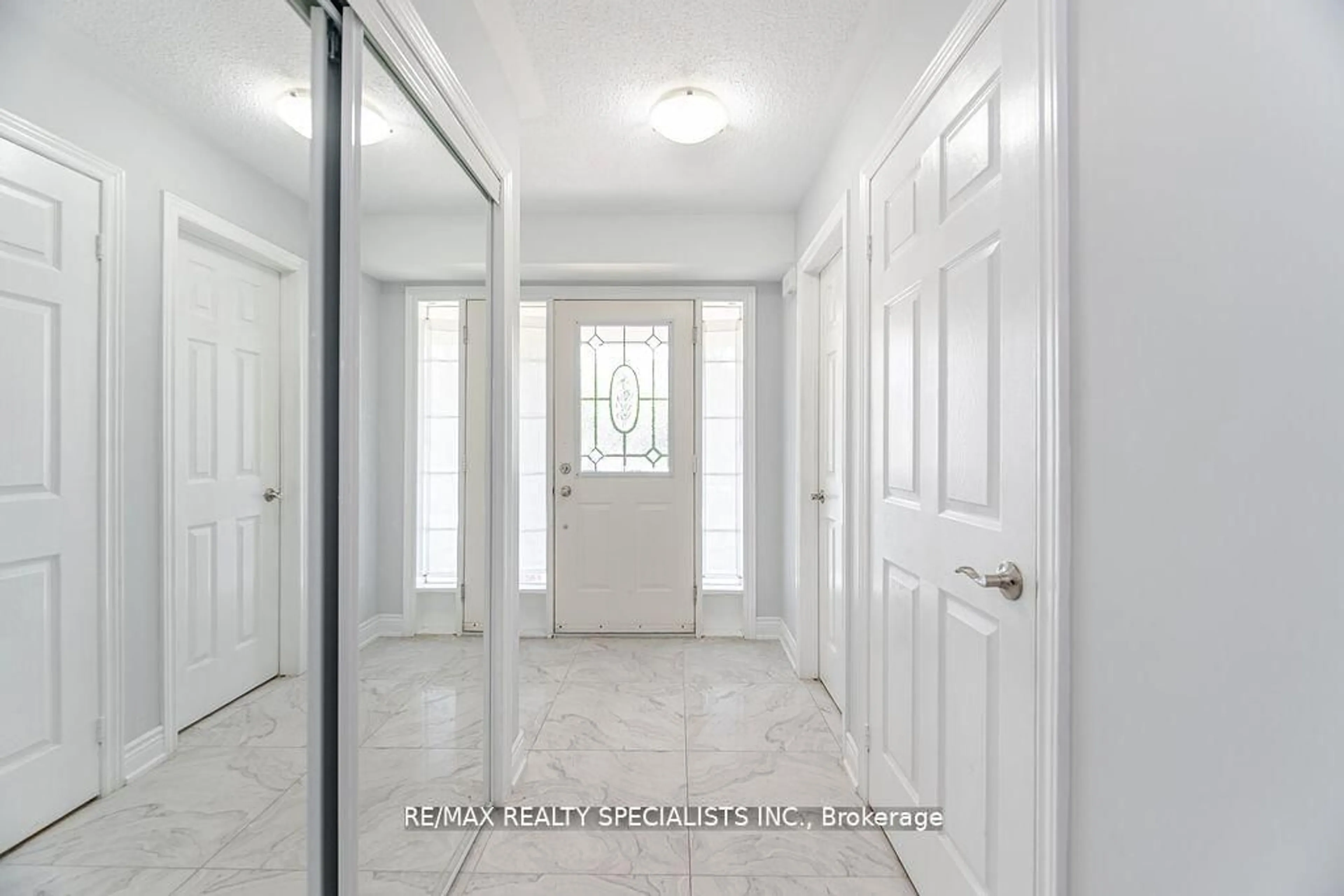 Indoor entryway for 44 Deforest Dr, Brampton Ontario L7A 2Y1
