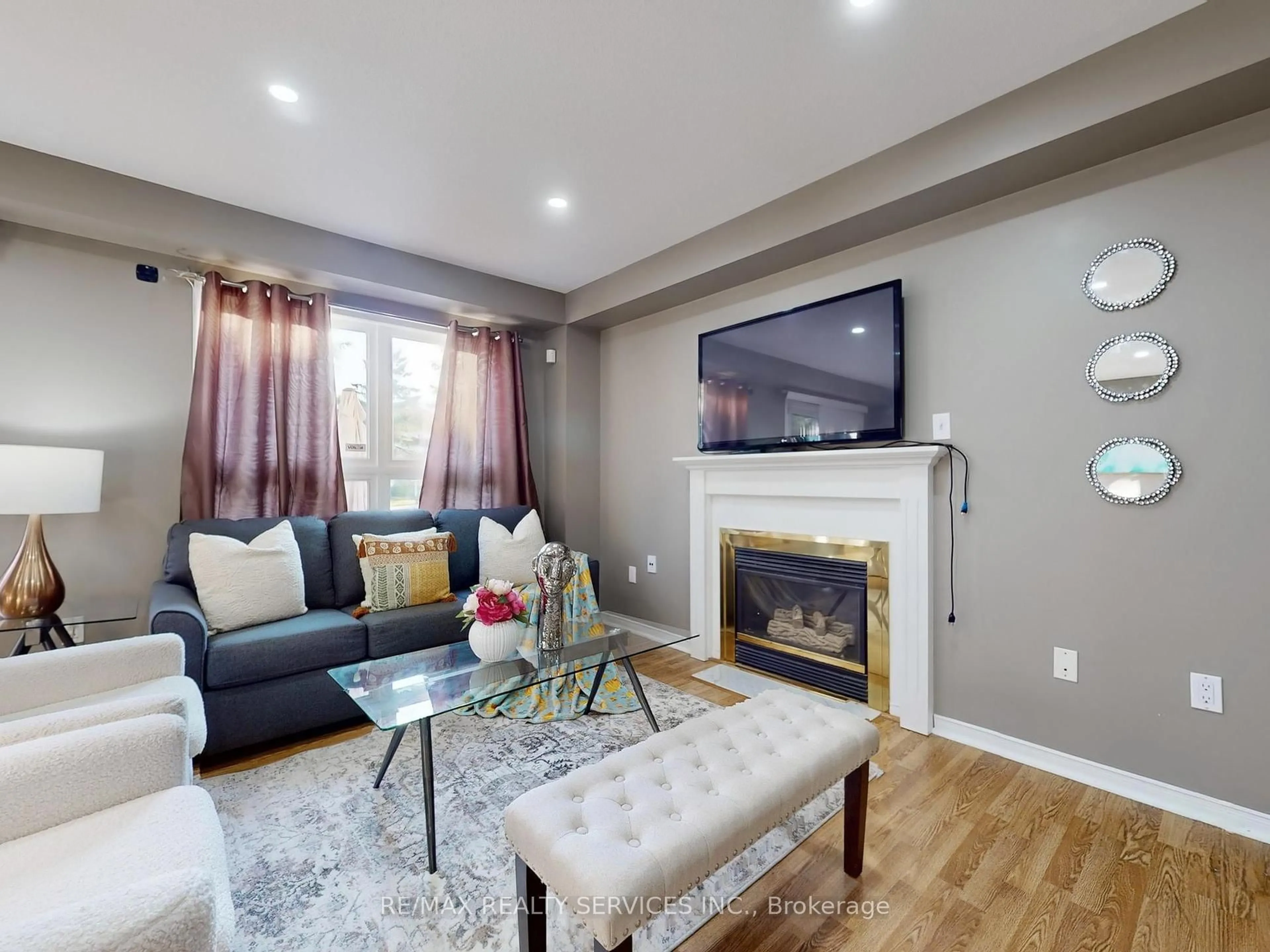 Living room with furniture, unknown for 5230 Glen Erin Dr #96, Mississauga Ontario L5M 5Z7