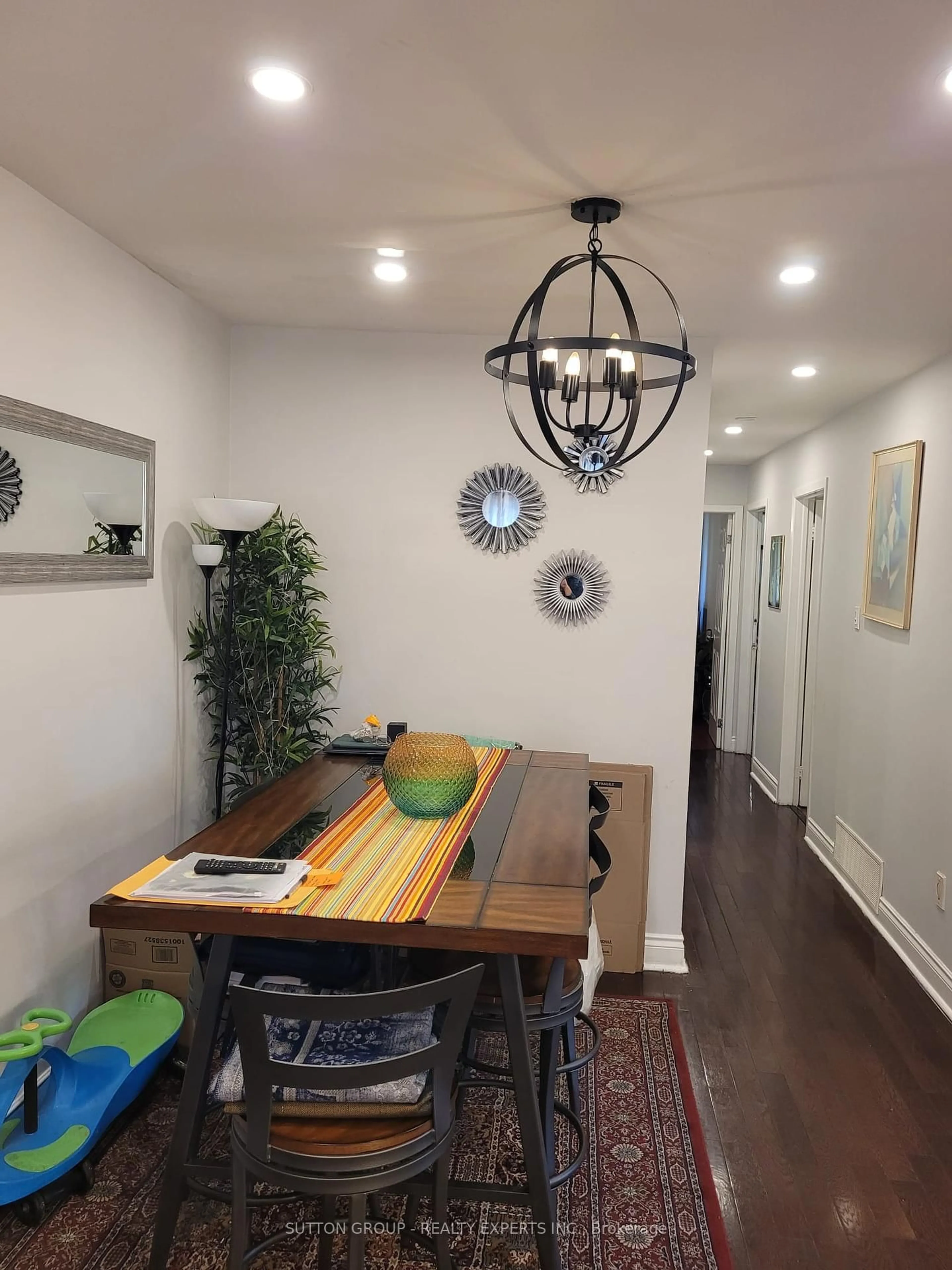 Dining room, wood/laminate floor for 2644 Lundene Rd, Mississauga Ontario L5J 1P8