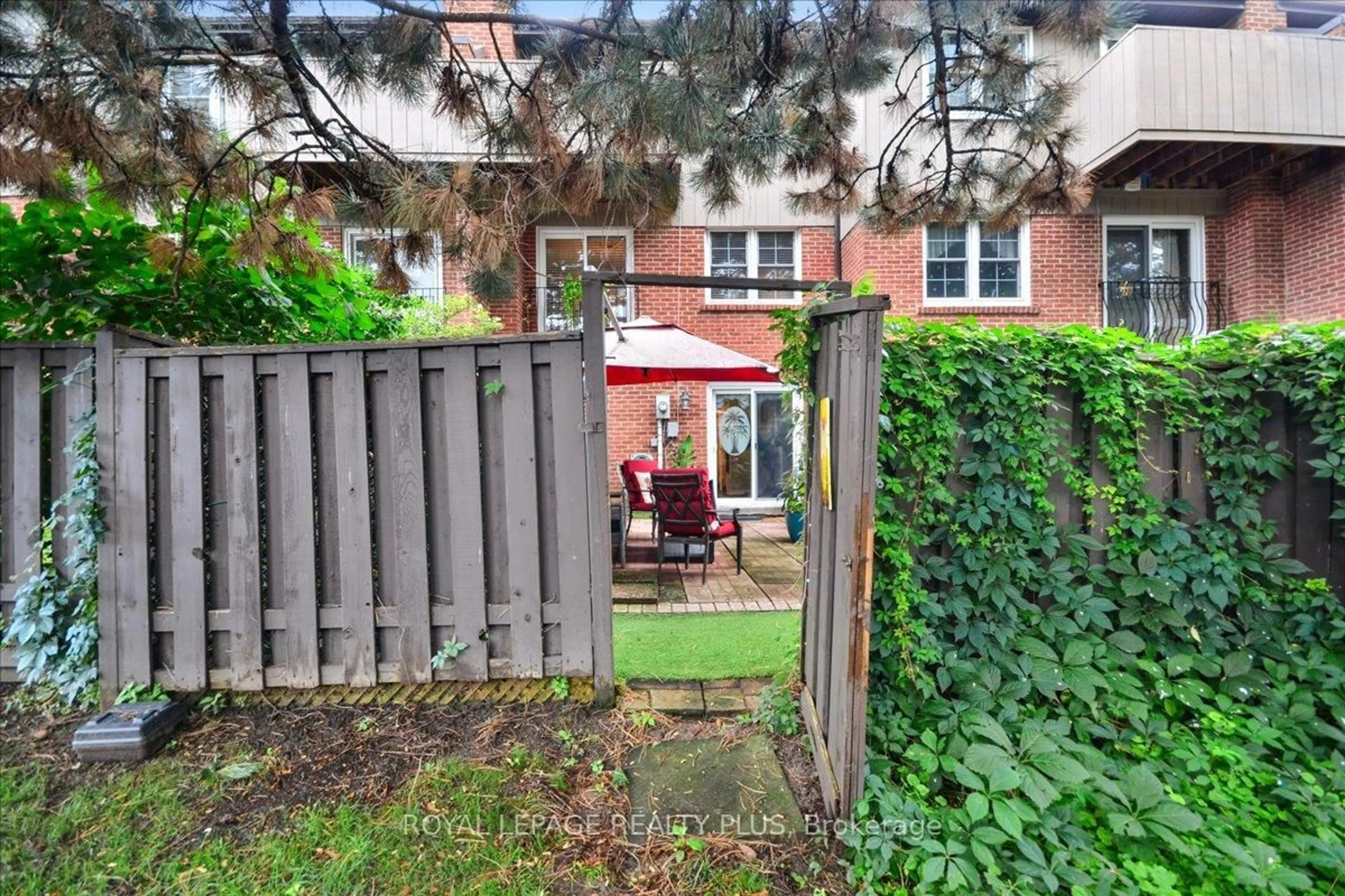 Patio, street for 1951 Rathburn Rd #103, Mississauga Ontario L4W 2N9