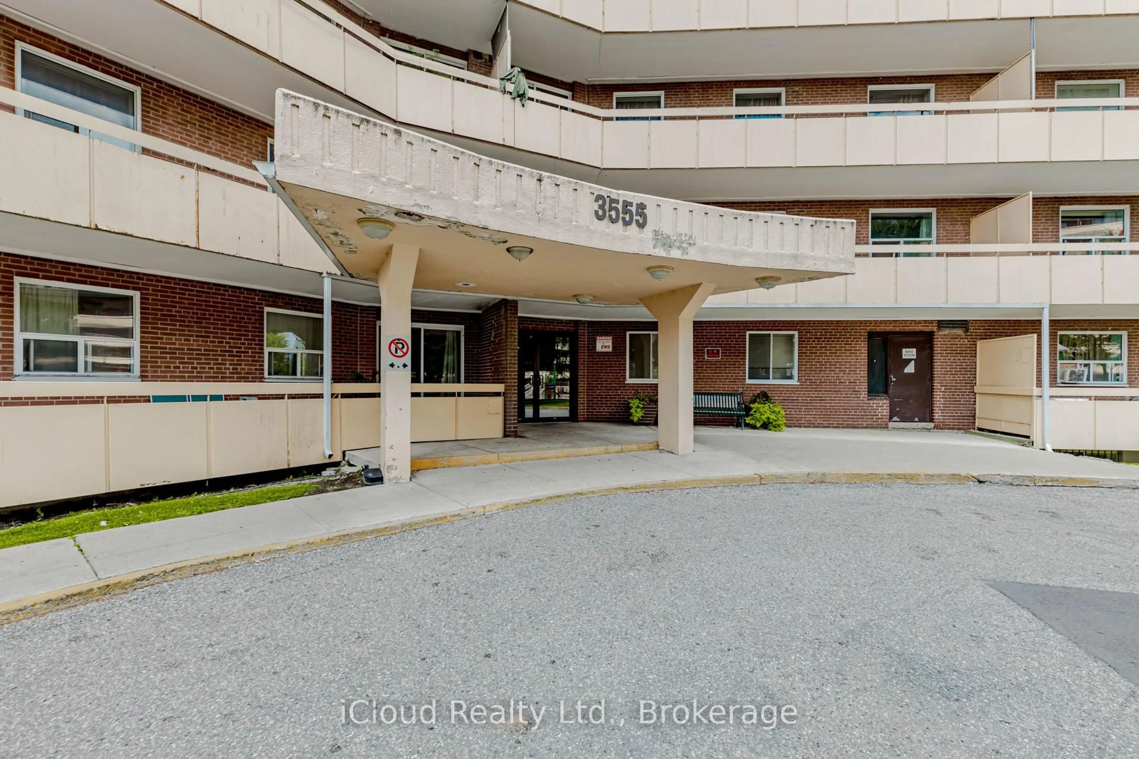 Indoor foyer for 3555 Derry Rd #103, Mississauga Ontario L4T 1B2