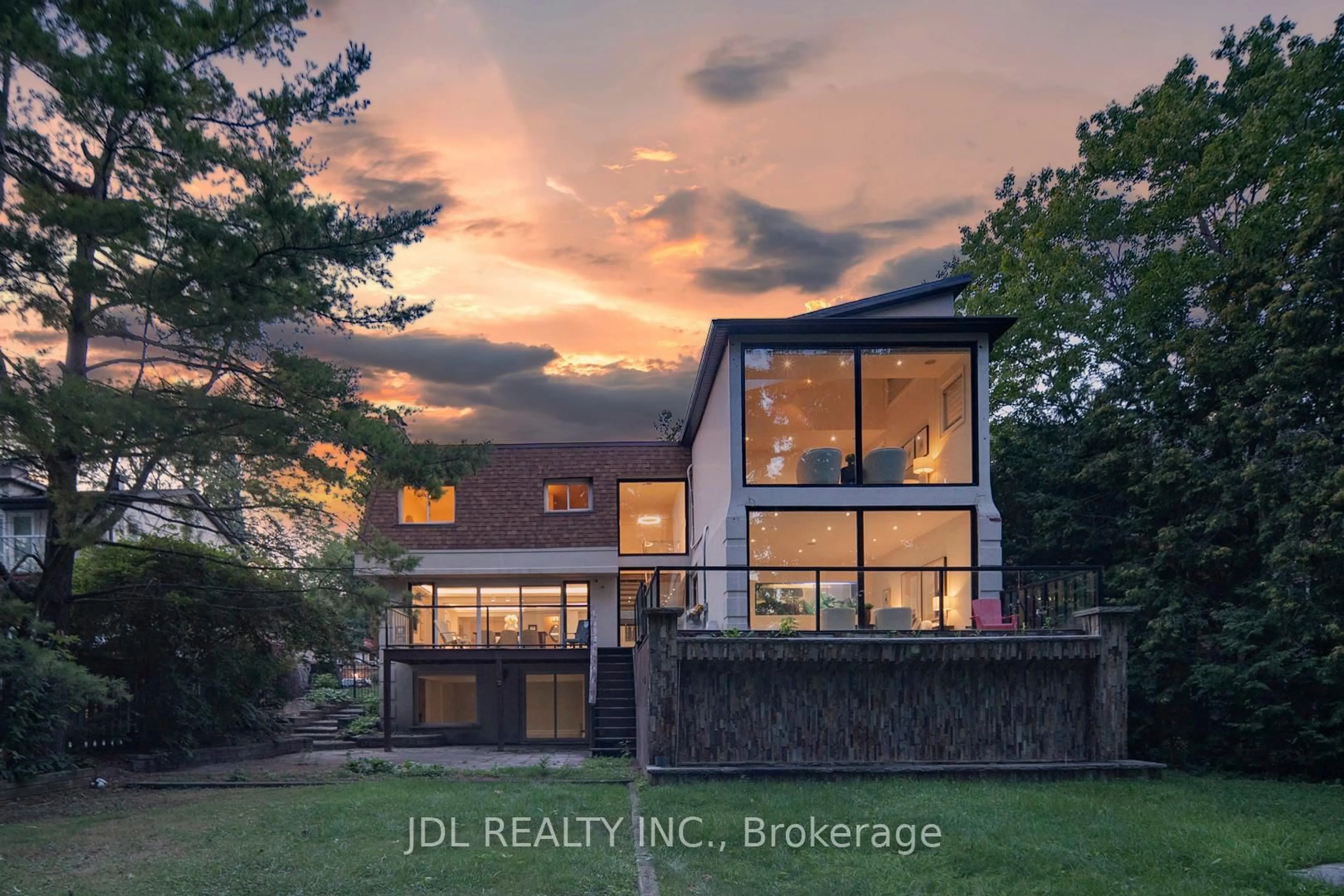 A pic from outside/outdoor area/front of a property/back of a property/a pic from drone, building for 2431 Jarvis St, Mississauga Ontario L5C 2P7