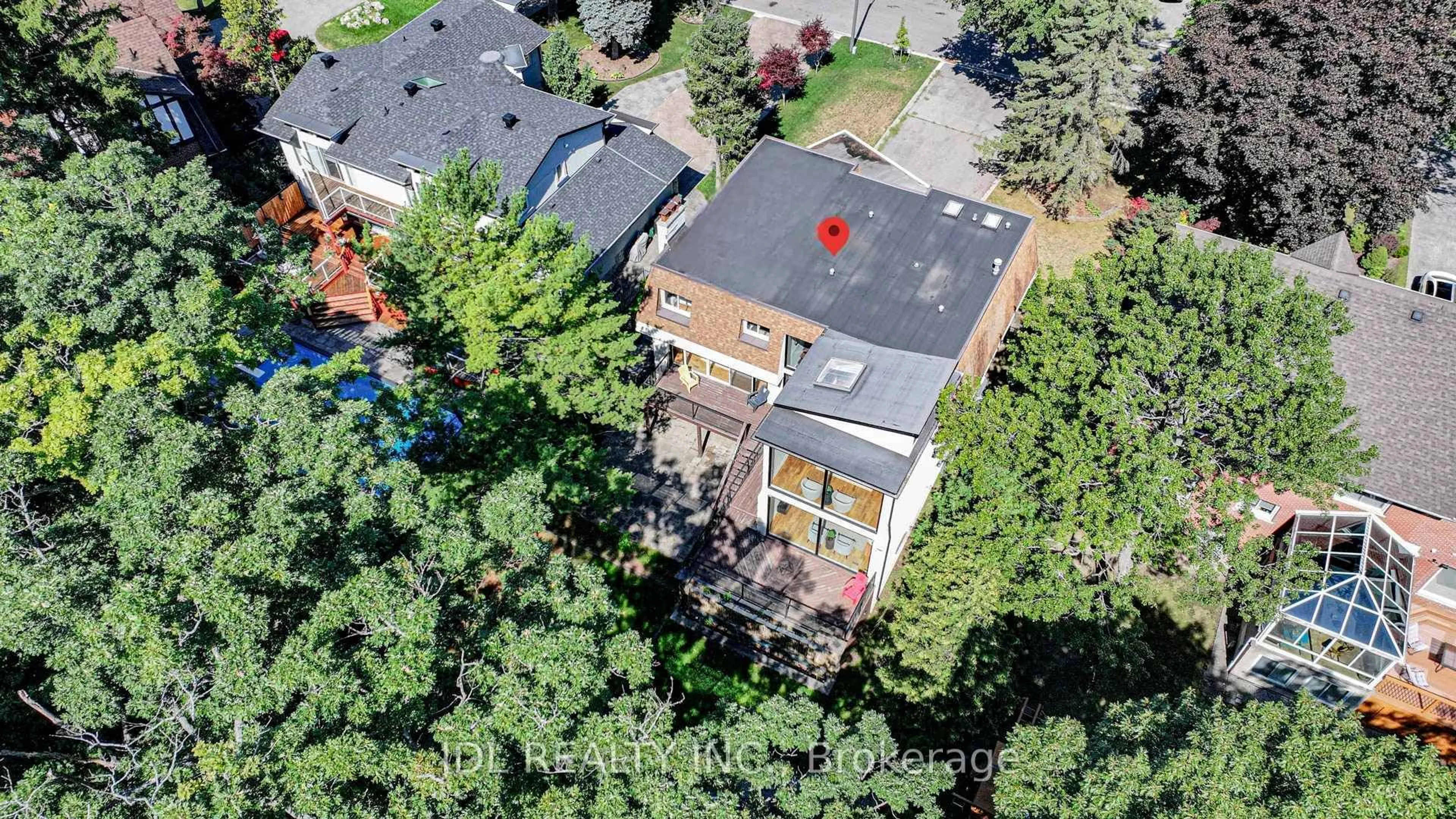 A pic from outside/outdoor area/front of a property/back of a property/a pic from drone, street for 2431 Jarvis St, Mississauga Ontario L5C 2P7
