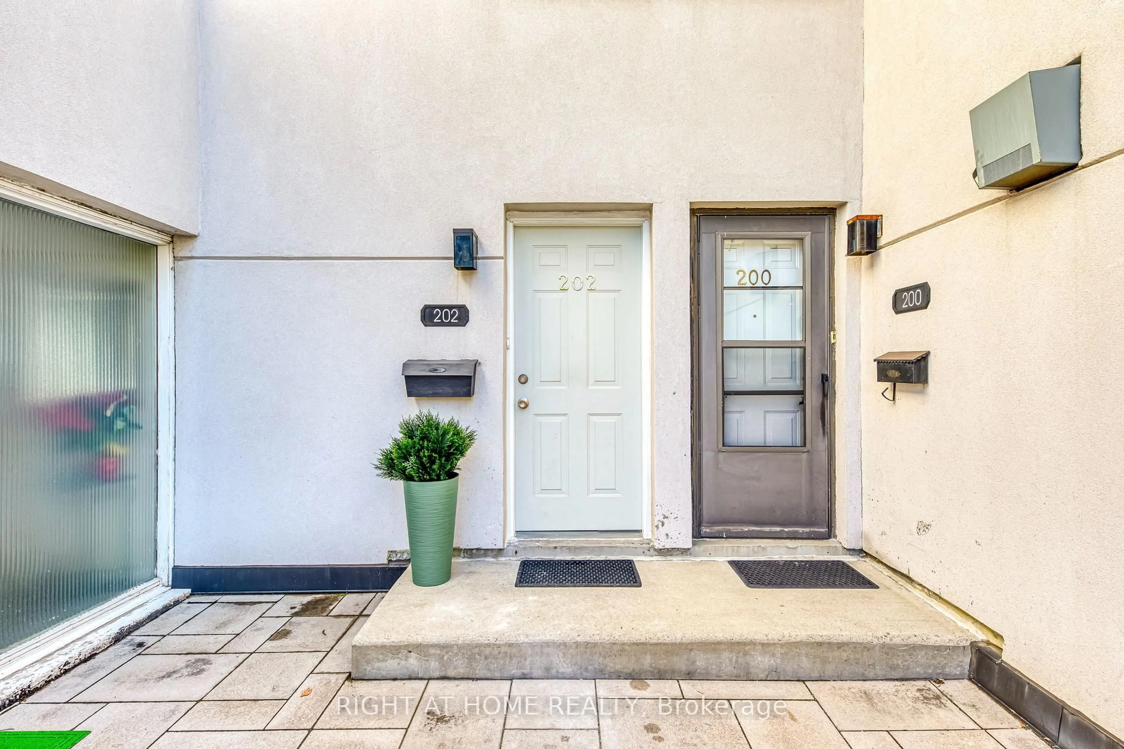 Indoor entryway for 1055 Dundas St #202, Mississauga Ontario L4Y 3X6
