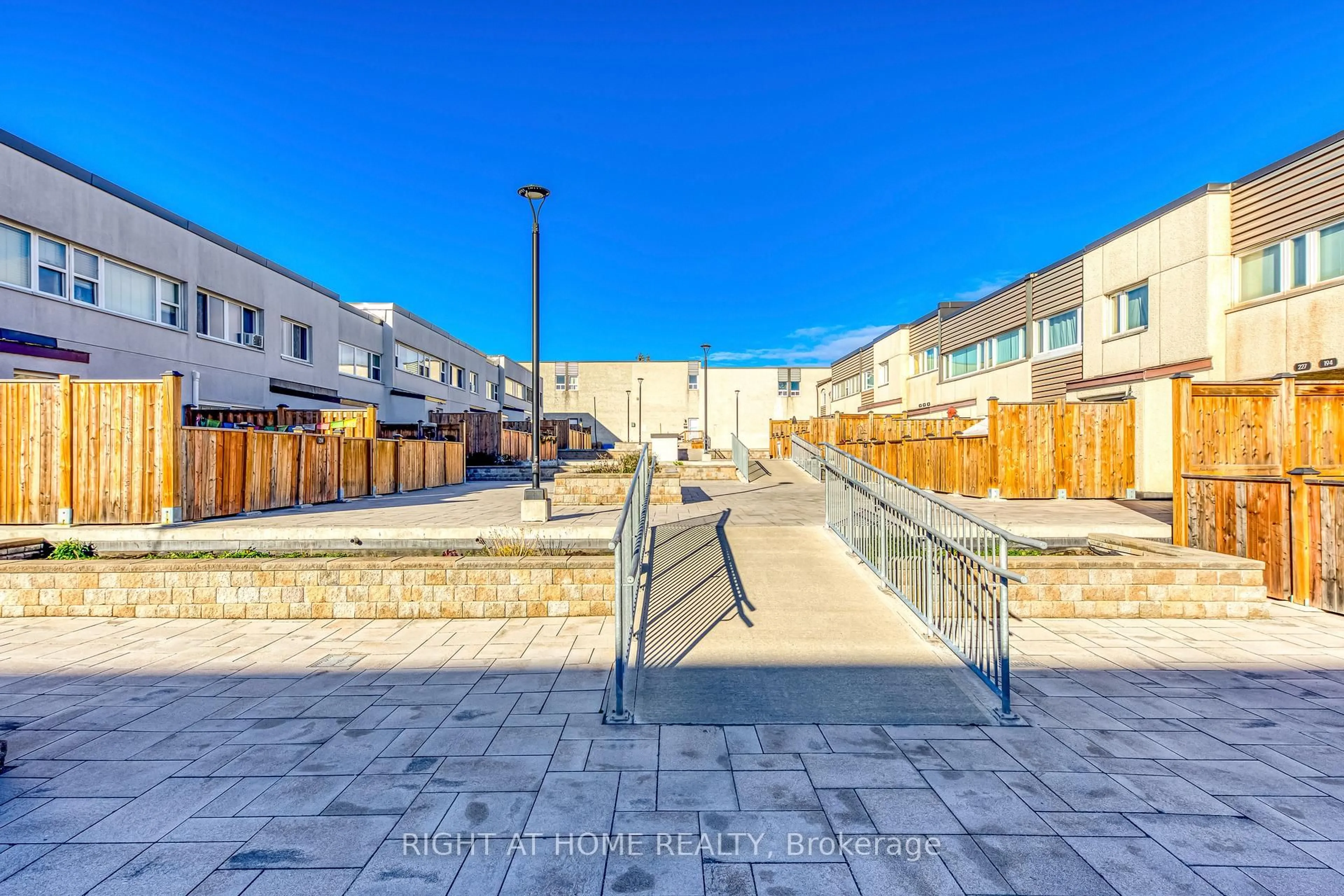 Patio, street for 1055 Dundas St #202, Mississauga Ontario L4Y 3X6