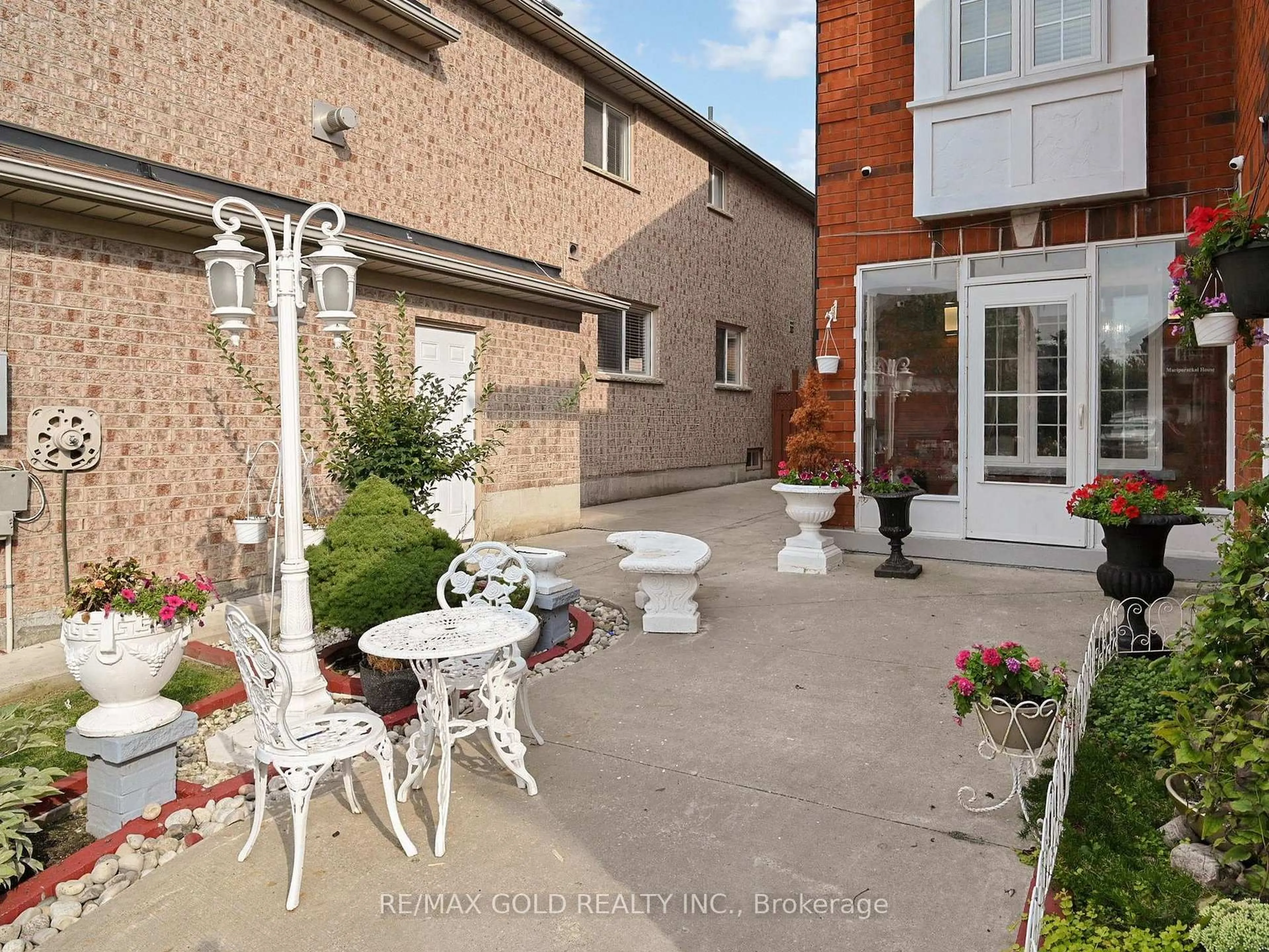 Patio, street for 172 Desert Sand Dr, Brampton Ontario L6R 1P8